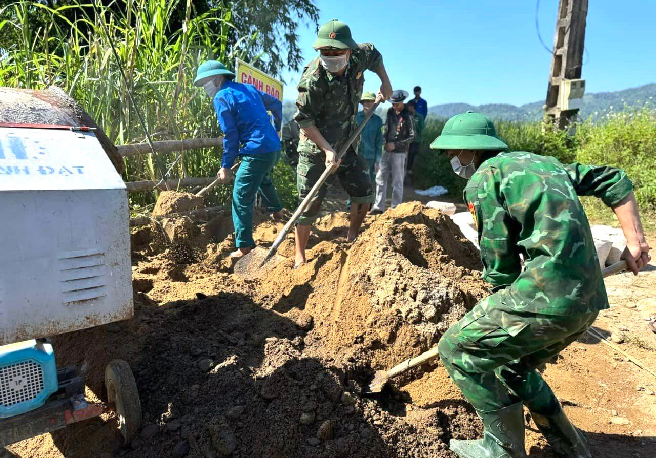 Thời tiết nắng nóng nhưng ai cũng hăng hái để sớm hoàn thành cây cầu.