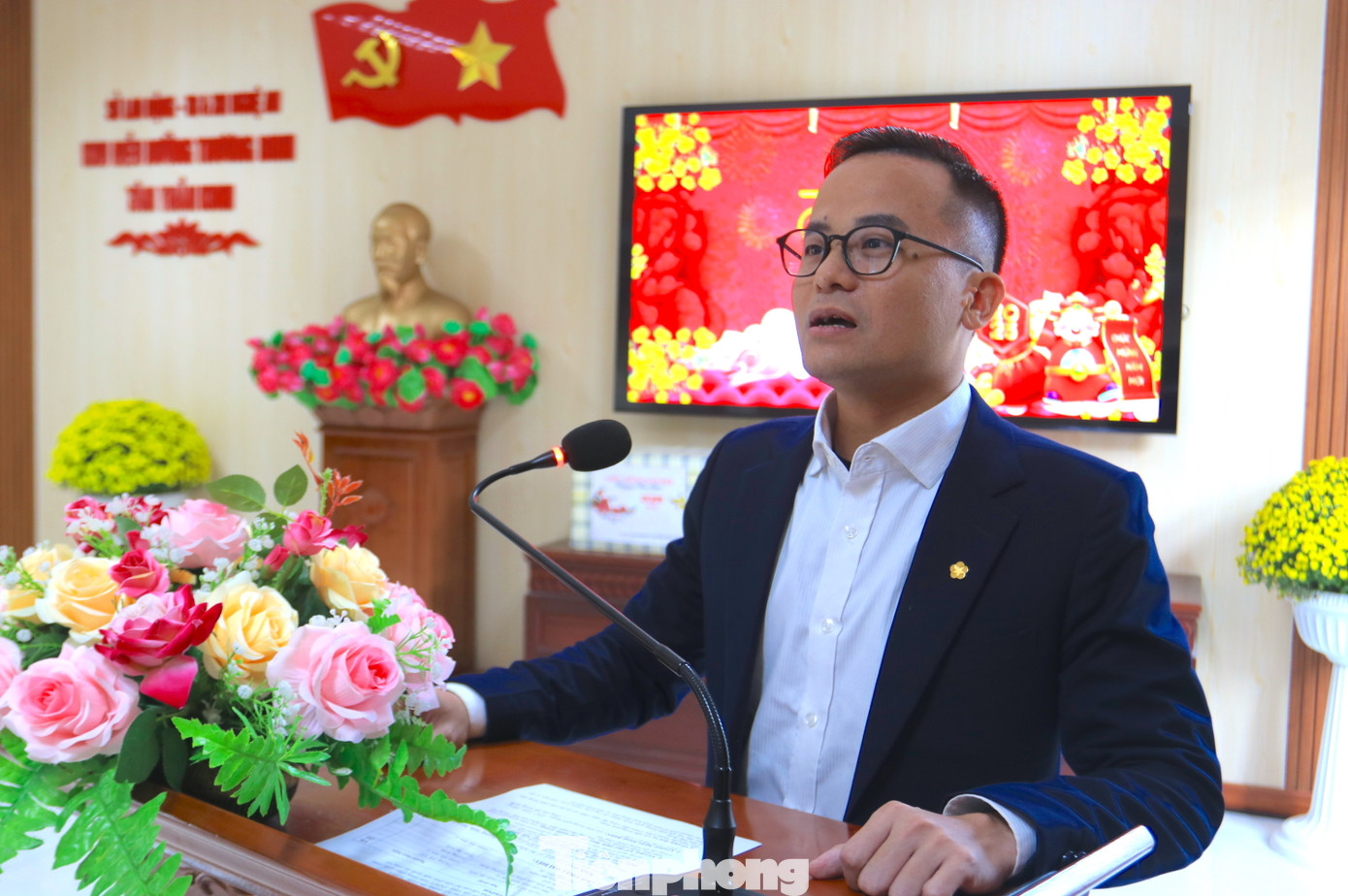 Anh Đinh Xuân Hoàng - Phó Chủ tịch Công đoàn cơ sở ngân hàng BIDV - chi nhánh Nghệ An mong những món quà nhỏ sẽ giúp các bác thương bệnh binh đón một cái Tết vui vẻ, ý nghĩa. Anh Đinh Xuân Hoàng - Phó Chủ tịch Công đoàn cơ sở ngân hàng BIDV - chi nhánh Nghệ An mong những món quà nhỏ sẽ giúp các bác thương bệnh binh đón một cái Tết vui vẻ, ý nghĩa.