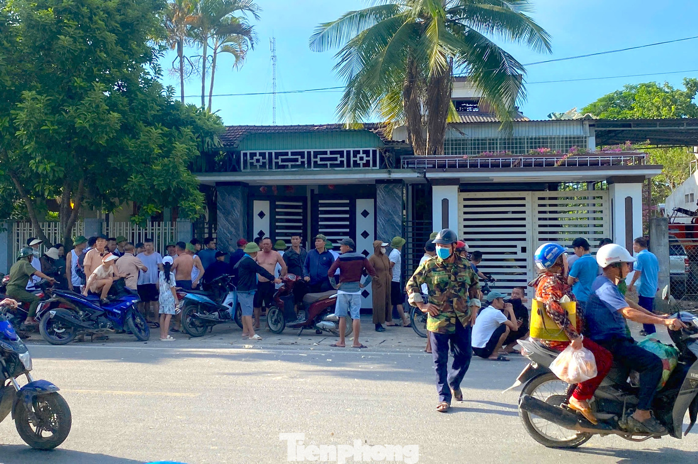 Sau khi vụ nổ thứ 2 xảy ra, người dân xung quanh đã tập trung quanh hiện trường để theo dõi. Ai cũng lo lắng, hoang mang.