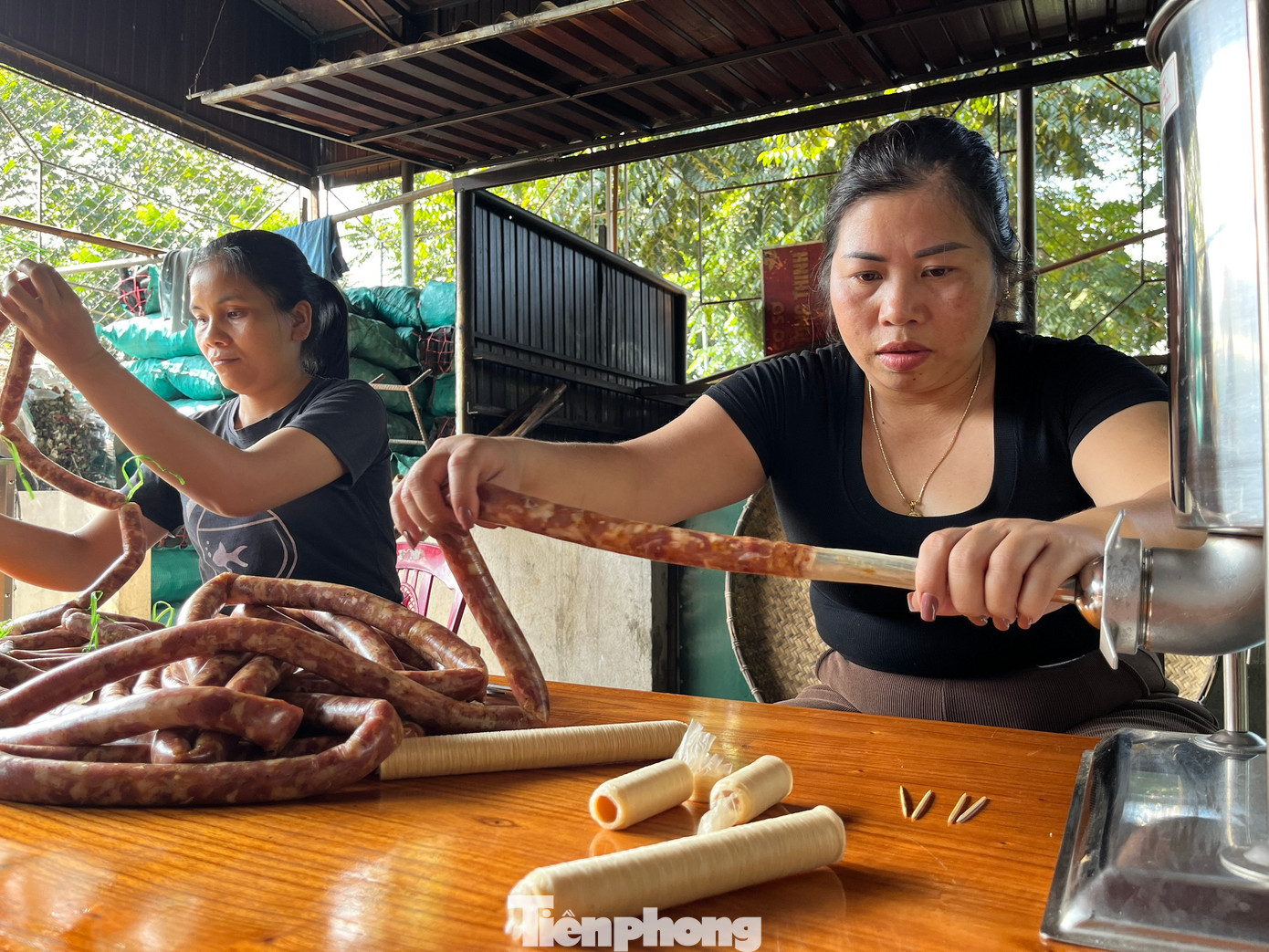 Trước đây cơ sở của chị Bảo thường làm thủ công, dùng tay nhồi thịt, mỗi ngày làm được 20-30 kg lạp xưởng tươi. 7 năm nay gia đình sắm máy nhồi thịt nên năng suất tăng lên rất nhiều lần. Trước đây cơ sở của chị Bảo thường làm thủ công, dùng tay nhồi thịt, mỗi ngày làm được 20-30 kg lạp xưởng tươi. 7 năm nay gia đình sắm máy nhồi thịt nên năng suất tăng lên rất nhiều lần.