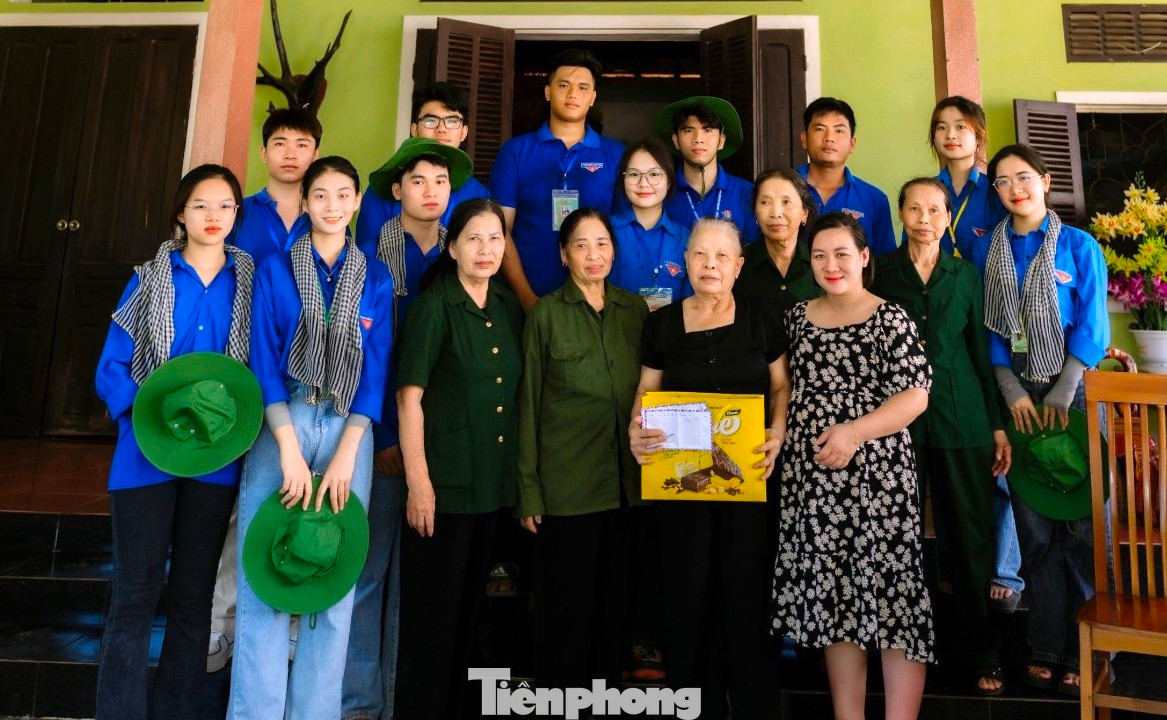 Tại huyện Thanh Chương (Nghệ An), đoàn viên thanh niên thị trấn Thanh Chương đã đến thăm hỏi, tặng quà gia đình cựu TNXP Trần Thị Hà (trú khối 7A).