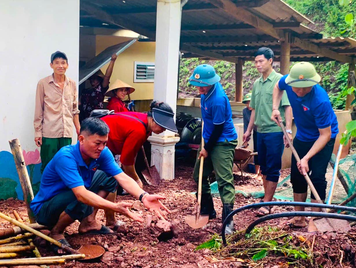 Với tinh thần xung kích và nhiệt huyết của tuổi trẻ, hơn 15 đoàn viên thanh niên cùng các lực lượng chức năng tiến hành nạo vét, dọn dẹp khối lượng lớn đất, đá sạt lở tại khuôn viên trường mầm non Mỹ Lý 1. Với tinh thần xung kích và nhiệt huyết của tuổi trẻ, hơn 15 đoàn viên thanh niên cùng các lực lượng chức năng tiến hành nạo vét, dọn dẹp khối lượng lớn đất, đá sạt lở tại khuôn viên trường mầm non Mỹ Lý 1.