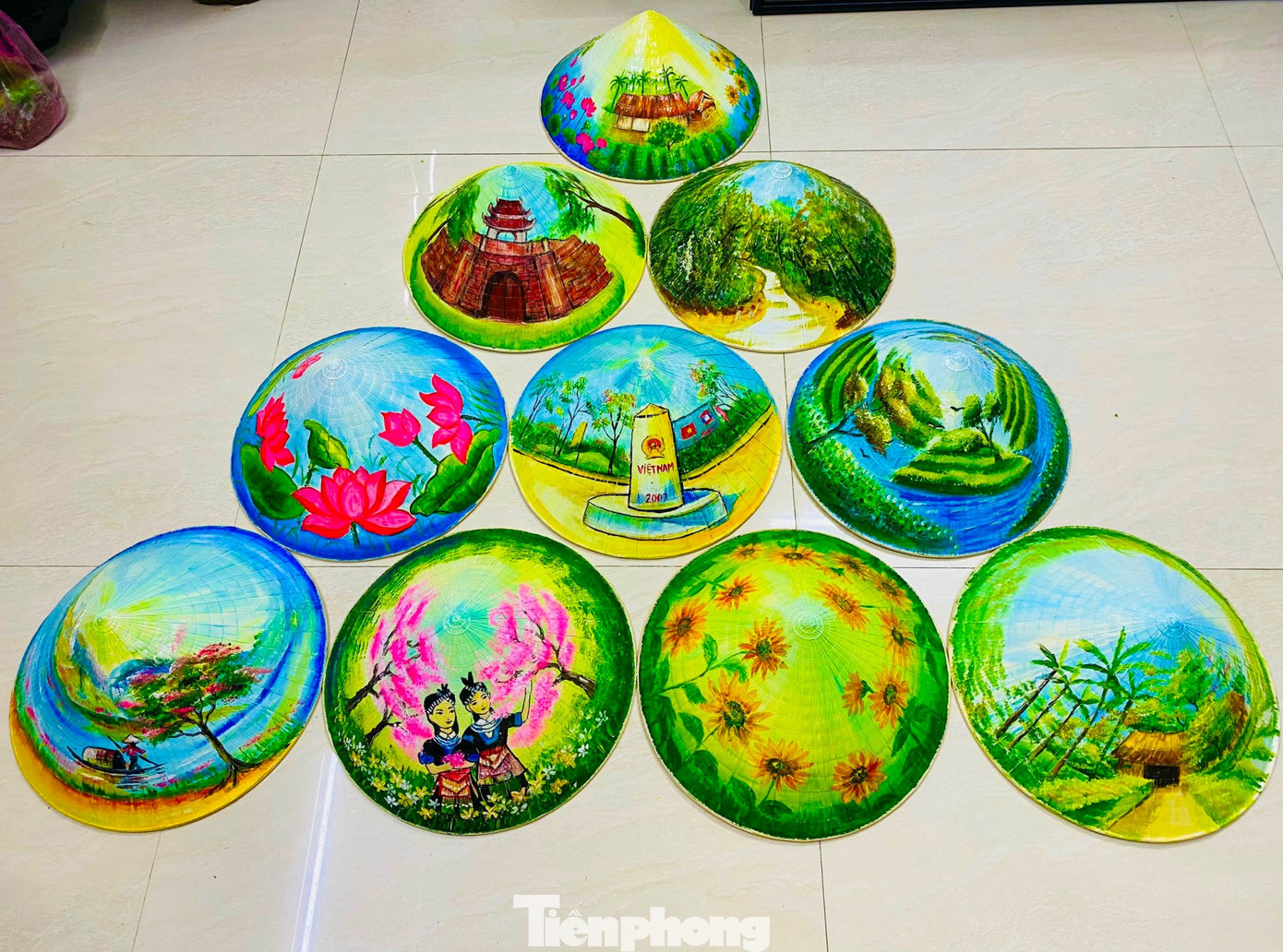 Chủ đề được chọn để vẽ lên 10 nón lá là 10 địa danh đặc biệt, gắn liền với con người xứ Nghệ gồm: Làng sen quê Bác; hoa sen xứ Nghệ; Sông lam núi Hồng; Đảo chè huyện Thanh Chương; Rừng săng lẻ Tương Dương; Rừng mận, đào Kỳ Sơn; Cột mốc biên giới Việt - Lào; Cổng thành Vinh, cánh đồng hoa hướng dương… Đây cũng là hoạt động trong cuộc thi vẽ tranh "Tự hào một dải non sông" do Tỉnh Đoàn Nghệ An tổ chức.
