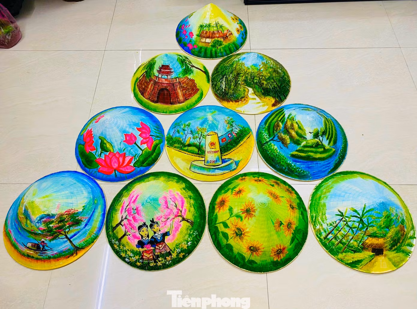 Chủ đề được chọn để vẽ lên 10 nón lá là 10 địa danh đặc biệt, gắn liền với con người xứ Nghệ gồm: Làng sen quê Bác; hoa sen xứ Nghệ; Sông lam núi Hồng; Đảo chè huyện Thanh Chương; Rừng săng lẻ Tương Dương; Rừng mận, đào Kỳ Sơn; Cột mốc biên giới Việt - Lào; Cổng thành Vinh, cánh đồng hoa hướng dương… Đây cũng là hoạt động trong cuộc thi vẽ tranh "Tự hào một dải non sông" do Tỉnh Đoàn Nghệ An tổ chức.
