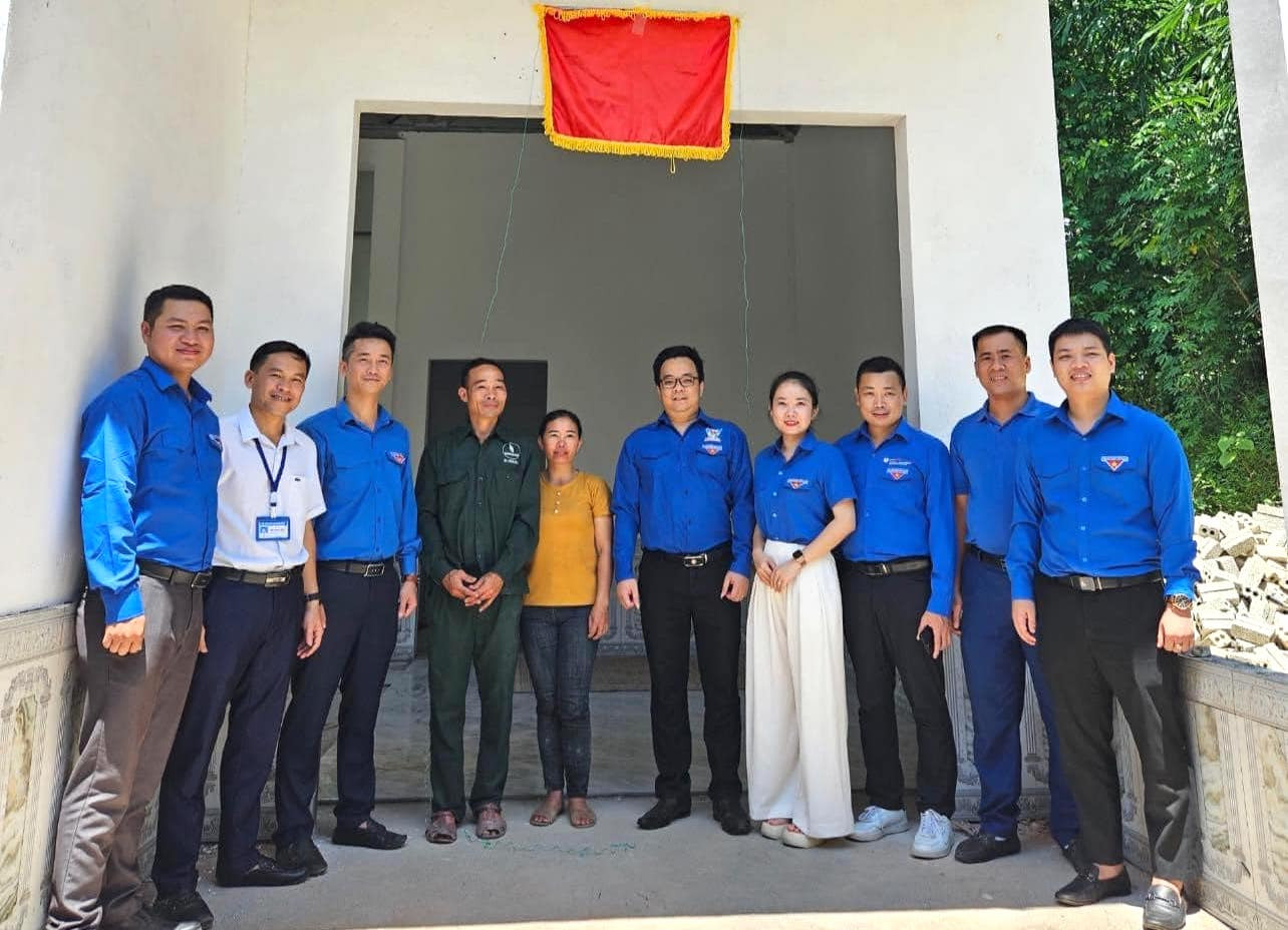 Đoàn Khối Doanh nghiệp khánh thành Ngôi nhà yêu thương và trao tặng sơn sửa Nghĩa trang liệt sĩ huyện Quế Phong.