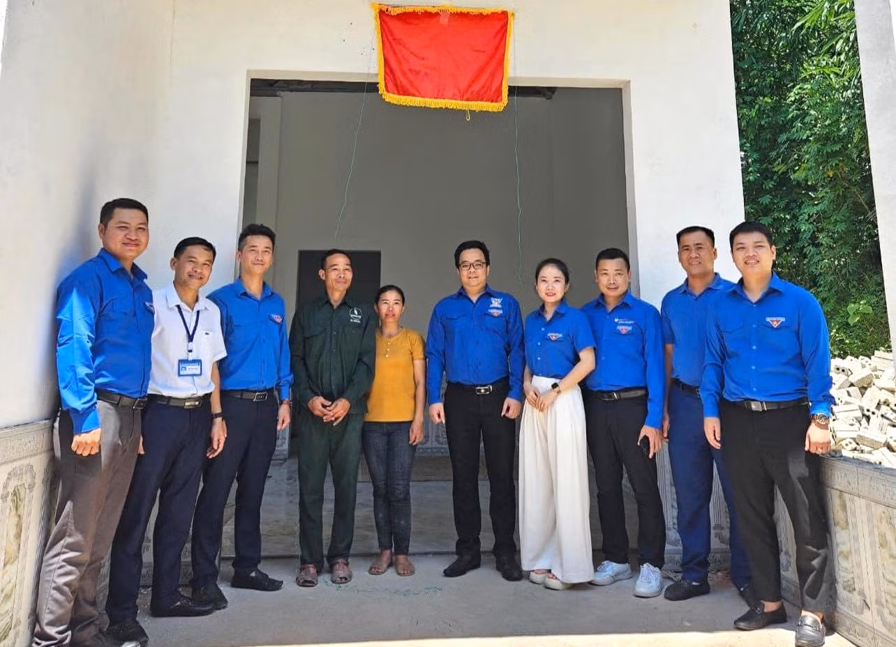 Đoàn Khối Doanh nghiệp khánh thành Ngôi nhà yêu thương và trao tặng sơn sửa Nghĩa trang liệt sĩ huyện Quế Phong. Đoàn Khối Doanh nghiệp khánh thành Ngôi nhà yêu thương và trao tặng sơn sửa Nghĩa trang liệt sĩ huyện Quế Phong.
