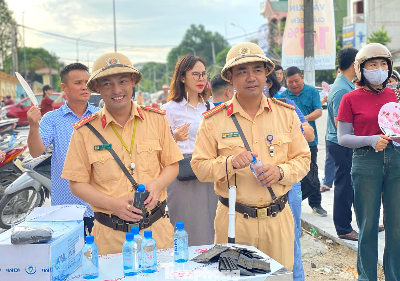Tại các huyện thị, lực lượng CSGT phối hợp với đoàn viên thanh niên tiếp nước, tặng quà, tặng bút để động viên các thí sinh làm bài.