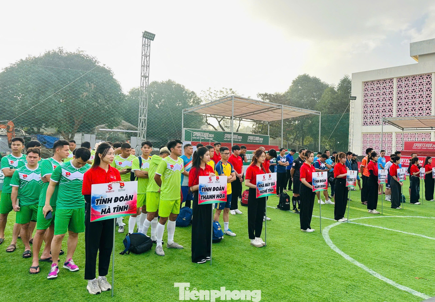 Giải bóng đá có sự góp mặt của 8 đội tranh tài trong 2 ngày 6 và 7/12.