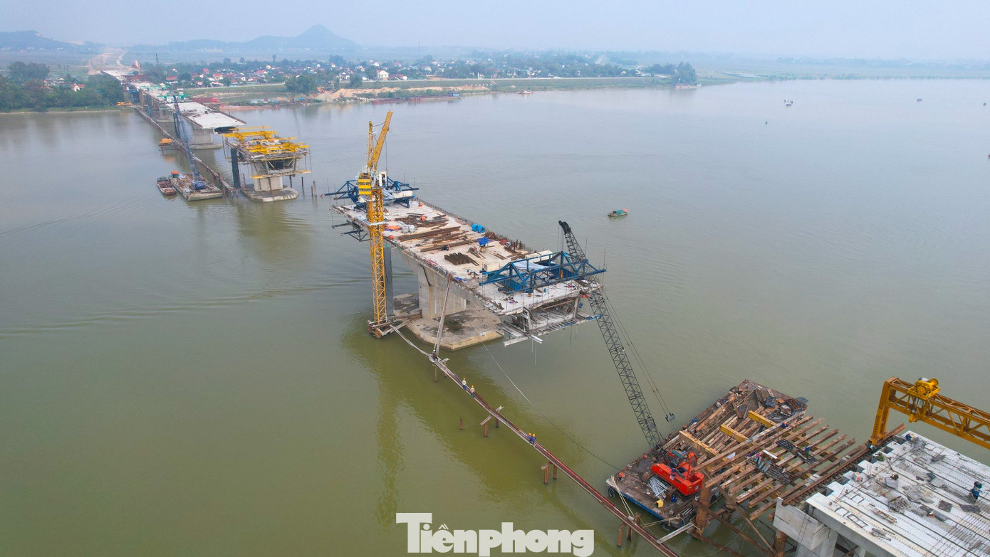 Đến thời điểm tháng 12/2023, cây cầu đã hoàn thành được 61% tiến độ. Trong đó thi công được 788/798 cọc khoan nhồi đạt 97,8%; đổ bê tông 89/91 mố trụ cầu đạt 97,8%; đổ dầm cầu đạt 513 dầm và hiện đã lắp đặt xong 455/532 dầm, đạt 85,5%. Đến thời điểm tháng 12/2023, cây cầu đã hoàn thành được 61% tiến độ. Trong đó thi công được 788/798 cọc khoan nhồi đạt 97,8%; đổ bê tông 89/91 mố trụ cầu đạt 97,8%; đổ dầm cầu đạt 513 dầm và hiện đã lắp đặt xong 455/532 dầm, đạt 85,5%.