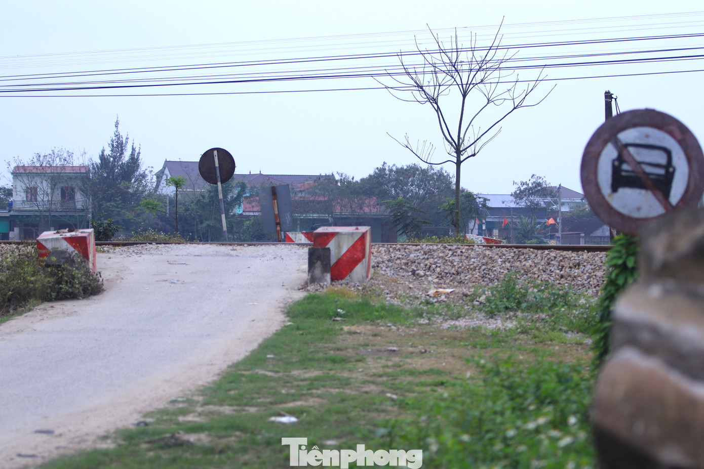 Huyện Hưng Nguyên là một trong những địa phương có nhiều đường ngang, lối tắt tự mở băng qua đường tàu. Trong đó nhiều lối tắt tự mở nằm trên địa bàn xã Hưng Mỹ, Hưng Nghĩa.