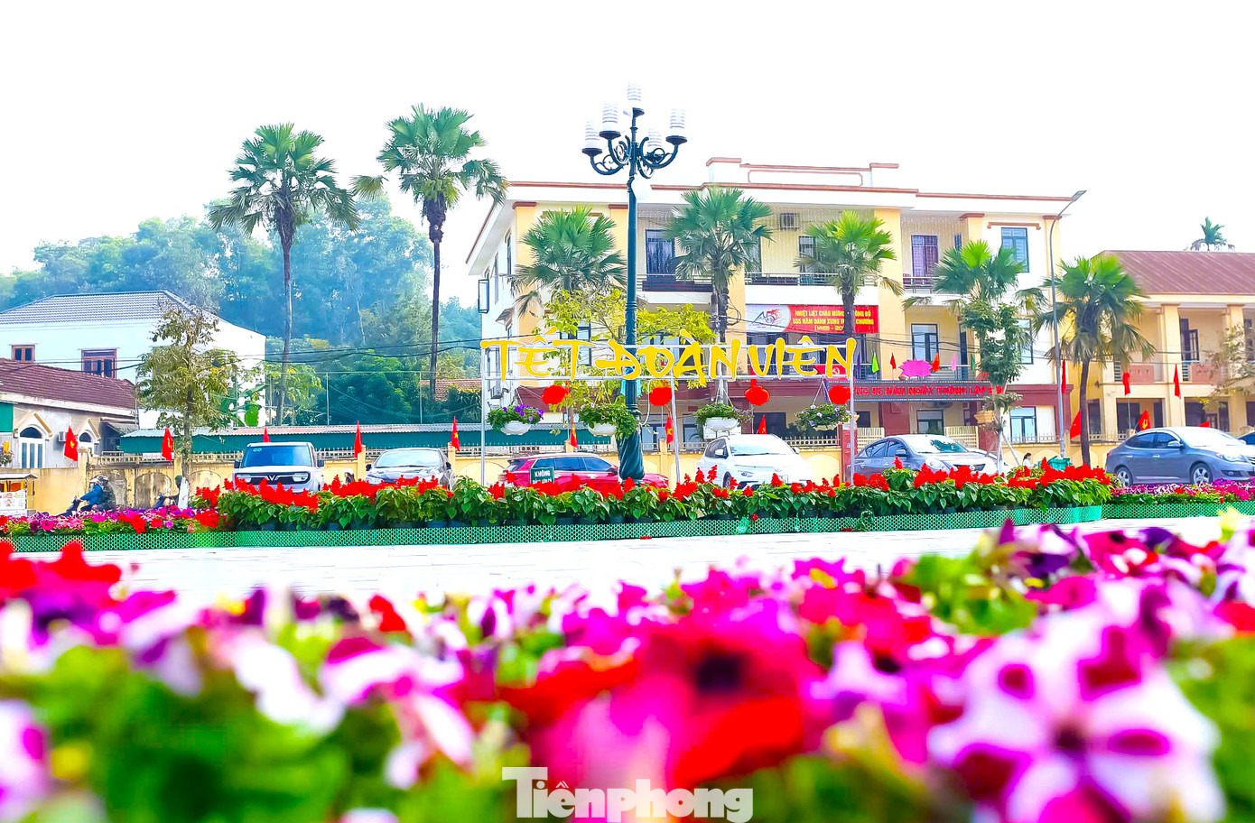 Những dòng chữ được trang trí thêm đèn led, đèn nháy sẽ rực rỡ khi về đêm.