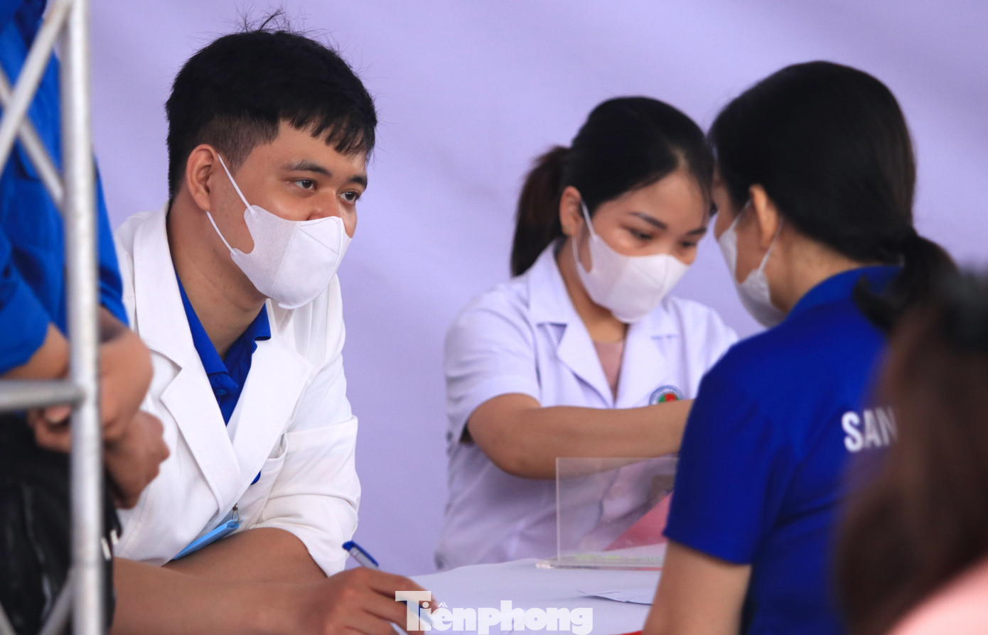 Sau khi khám, thanh niên công nhân, người dân được các y, bác sĩ phát thuốc miễn phí và tư vấn sức khỏe để kịp thời chữa trị bệnh, đảm bảo sức khỏe cho việc học tập và làm việc. Sau khi khám, thanh niên công nhân, người dân được các y, bác sĩ phát thuốc miễn phí và tư vấn sức khỏe để kịp thời chữa trị bệnh, đảm bảo sức khỏe cho việc học tập và làm việc.