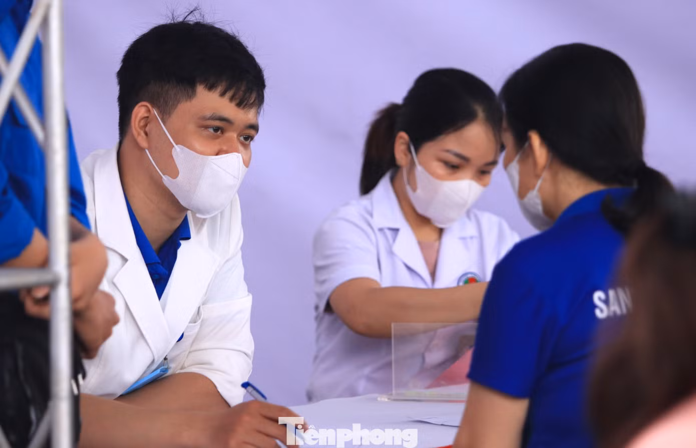 Sau khi khám, thanh niên công nhân, người dân được các y, bác sĩ phát thuốc miễn phí và tư vấn sức khỏe để kịp thời chữa trị bệnh, đảm bảo sức khỏe cho việc học tập và làm việc.