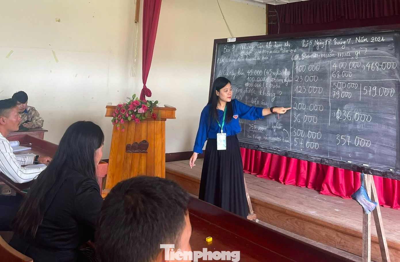 Ngoài dạy chữ, các đoàn viên thanh niên còn dạy con số và các mệnh giá tiền của Việt Nam. "Quá trình dạy chúng em đưa những tờ tiền Việt Nam ra giới thiệu cho mọi người để sau này khi họ đi công tác có thể hiểu và sử dụng thành thạo tiền tại Việt Nam. Chúng em cũng giới thiệu những danh lam thắng cảnh quê hương đất nước đến với các bạn Lào", Lương Thị Vân Anh chia sẻ. Ngoài dạy chữ, các đoàn viên thanh niên còn dạy con số và các mệnh giá tiền của Việt Nam. "Quá trình dạy chúng em đưa những tờ tiền Việt Nam ra giới thiệu cho mọi người để sau này khi họ đi công tác có thể hiểu và sử dụng thành thạo tiền tại Việt Nam. Chúng em cũng giới thiệu những danh lam thắng cảnh quê hương đất nước đến với các bạn Lào", Lương Thị Vân Anh chia sẻ.