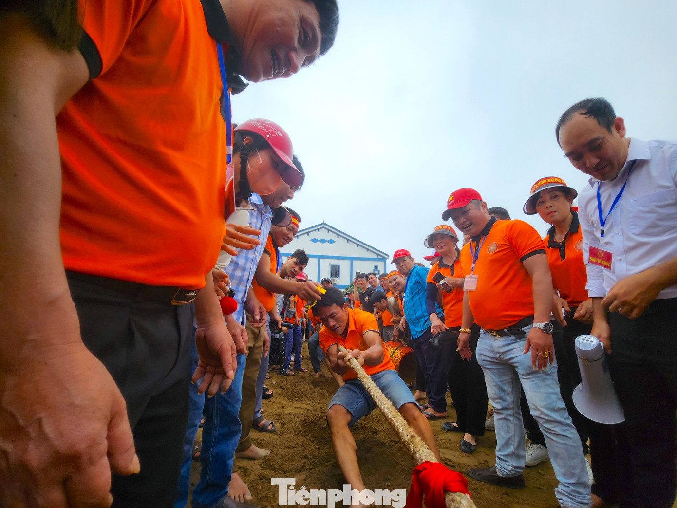 Các đội thi đấu trong tiếng hò reo cổ vũ của hàng trăm khán giả vây quanh.