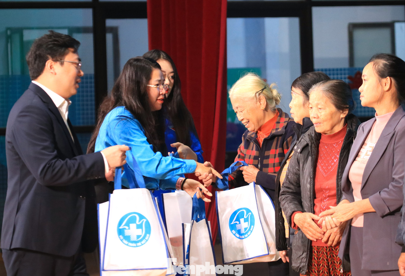 Tại chương trình, Ban tổ chức đã trao tặng 10 phần quà cho 10 gia đình chính sách trên địa bàn thành phố Vinh (Nghệ An).