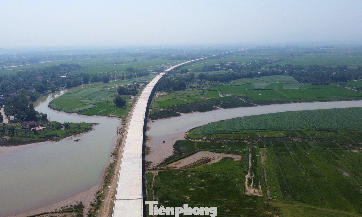 Trên địa phận tỉnh Hà Tĩnh, cầu dẫn dài hơn 2,2km đã được hoàn thiện.