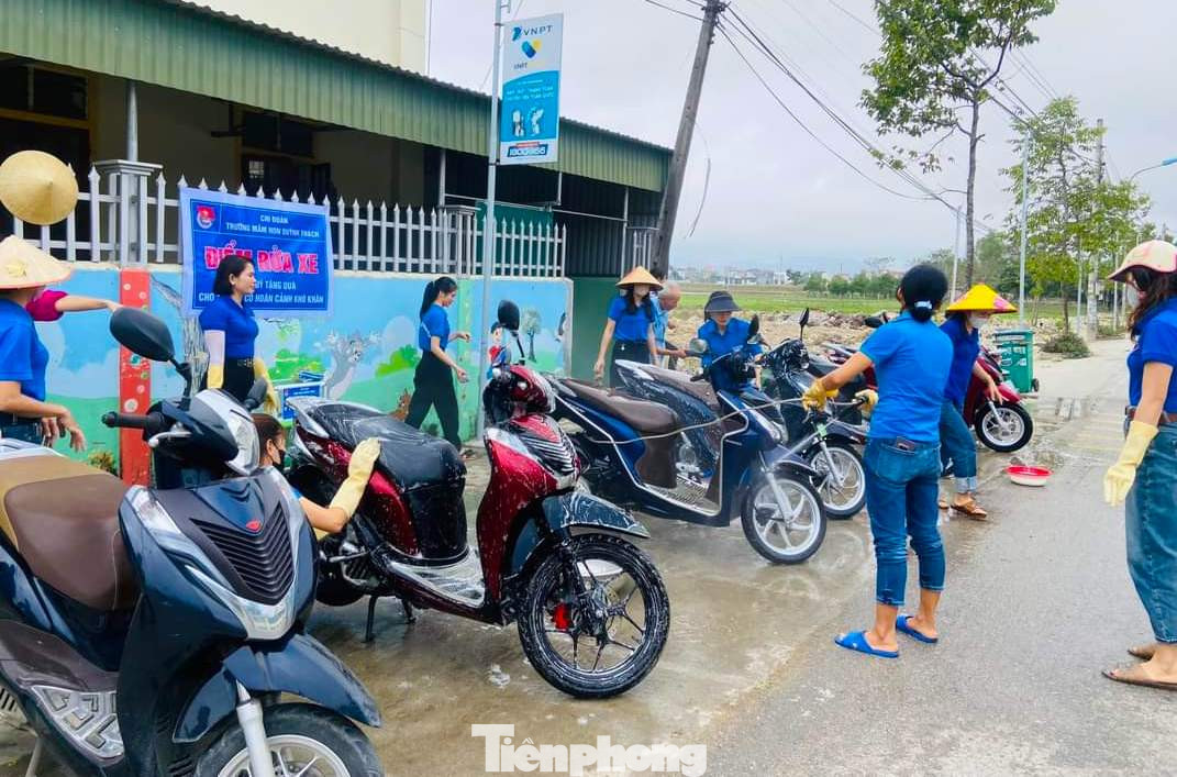 Nghe tin có điểm rửa xe gây quỹ từ thiện do các đoàn viên là giáo viên của Trường mầm non Quỳnh Thạch lập ra, rất đông phụ huynh, người dân xung quanh đã mang xe đến để ủng hộ.