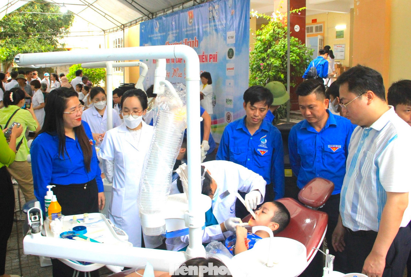 Nhiều em nhỏ được gia đình đưa đến để khám các bệnh về răng miệng.