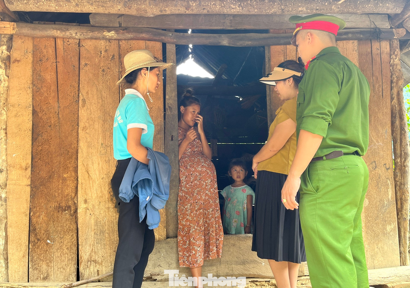 Không chỉ tiếp cận những người đang mang thai để tuyên truyền vận động, tổ công tác còn có nhiệm vụ bảo vệ những bà bầu từ xa khi có đối tượng lạ tiếp cận. “Khi phát hiện những người lạ vào địa bàn, chúng tôi cũng sẽ phối hợp với công an để làm rõ những người này là ai, mục đích của họ là gì? Tránh trường hợp kẻ xấu vào lừa đảo, dụ dỗ phụ nữ đi bán bào thai. Bởi các đối tượng buôn người thường đánh vào tâm lý, kinh tế gia đình của các phụ nữ mang thai. Khi tiếp cận, chúng thường bảo rằng bán con sẽ có một khoản tiền lớn để trang trải và có tiền nuôi con còn lại. Vì thế có người mới đồng ý đi bán con mà không nghĩ”, bà Mùa Y Xài - Chủ tịch Hội Liên hiệp Phụ nữ xã Hữu Kiệm nói.