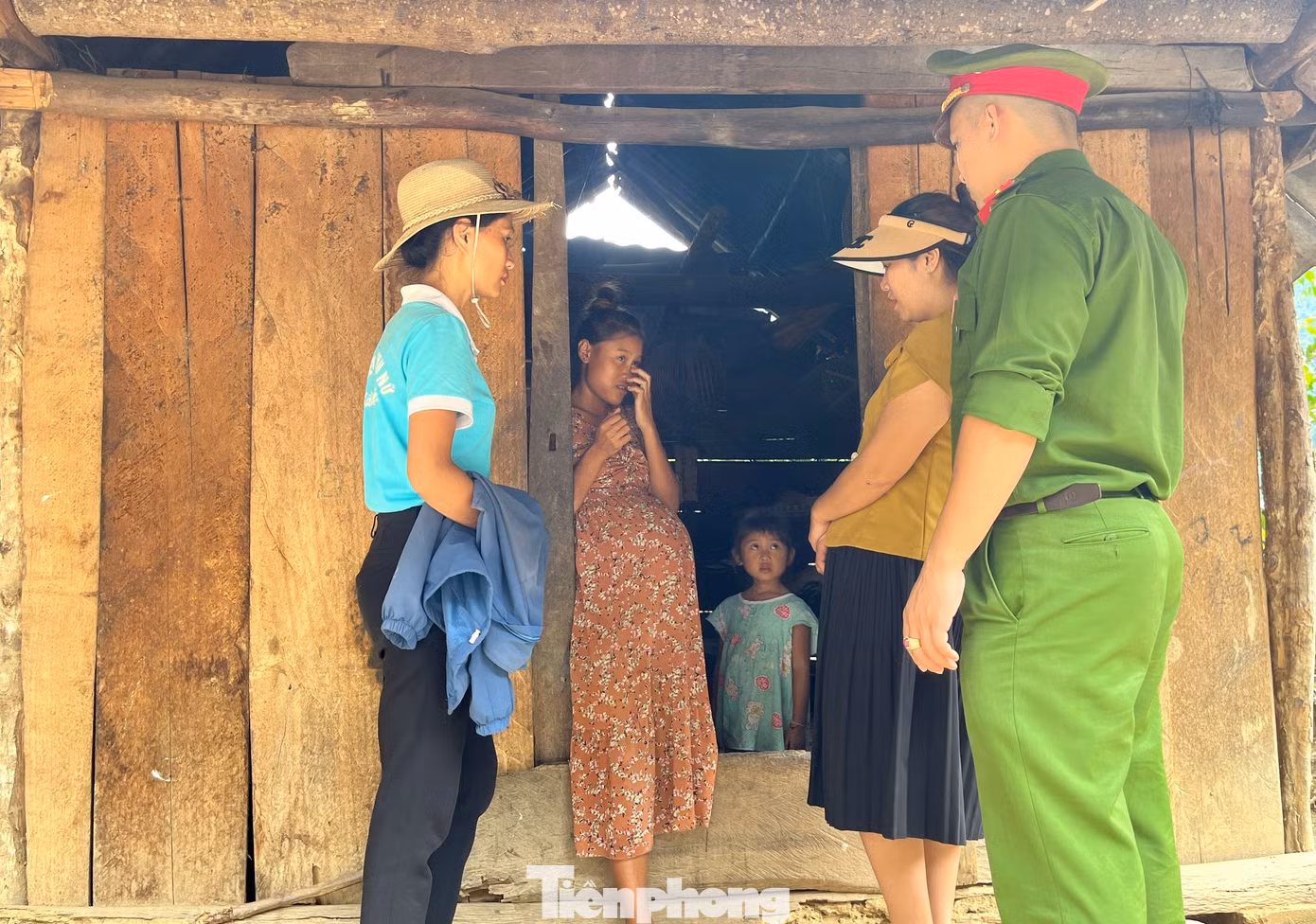 Không chỉ tiếp cận những người đang mang thai để tuyên truyền vận động, tổ công tác còn có nhiệm vụ bảo vệ những bà bầu từ xa khi có đối tượng lạ tiếp cận. “Khi phát hiện những người lạ vào địa bàn, chúng tôi cũng sẽ phối hợp với công an để làm rõ những người này là ai, mục đích của họ là gì? Tránh trường hợp kẻ xấu vào lừa đảo, dụ dỗ phụ nữ đi bán bào thai. Bởi các đối tượng buôn người thường đánh vào tâm lý, kinh tế gia đình của các phụ nữ mang thai. Khi tiếp cận, chúng thường bảo rằng bán con sẽ có một khoản tiền lớn để trang trải và có tiền nuôi con còn lại. Vì thế có người mới đồng ý đi bán con mà không nghĩ”, bà Mùa Y Xài - Chủ tịch Hội Liên hiệp Phụ nữ xã Hữu Kiệm nói. Không chỉ tiếp cận những người đang mang thai để tuyên truyền vận động, tổ công tác còn có nhiệm vụ bảo vệ những bà bầu từ xa khi có đối tượng lạ tiếp cận. “Khi phát hiện những người lạ vào địa bàn, chúng tôi cũng sẽ phối hợp với công an để làm rõ những người này là ai, mục đích của họ là gì? Tránh trường hợp kẻ xấu vào lừa đảo, dụ dỗ phụ nữ đi bán bào thai. Bởi các đối tượng buôn người thường đánh vào tâm lý, kinh tế gia đình của các phụ nữ mang thai. Khi tiếp cận, chúng thường bảo rằng bán con sẽ có một khoản tiền lớn để trang trải và có tiền nuôi con còn lại. Vì thế có người mới đồng ý đi bán con mà không nghĩ”, bà Mùa Y Xài - Chủ tịch Hội Liên hiệp Phụ nữ xã Hữu Kiệm nói.