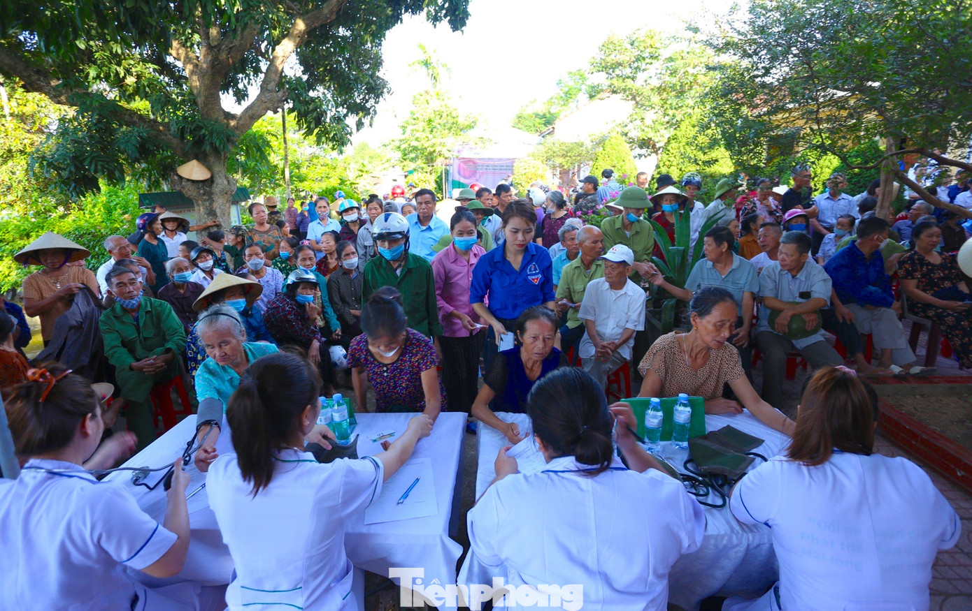 Quá trình người dân thăm khám luôn được các bạn đoàn viên huyện Thanh Chương hỗ trợ, hướng dẫn để người dân di chuyển đến đúng khu vực cần khám.