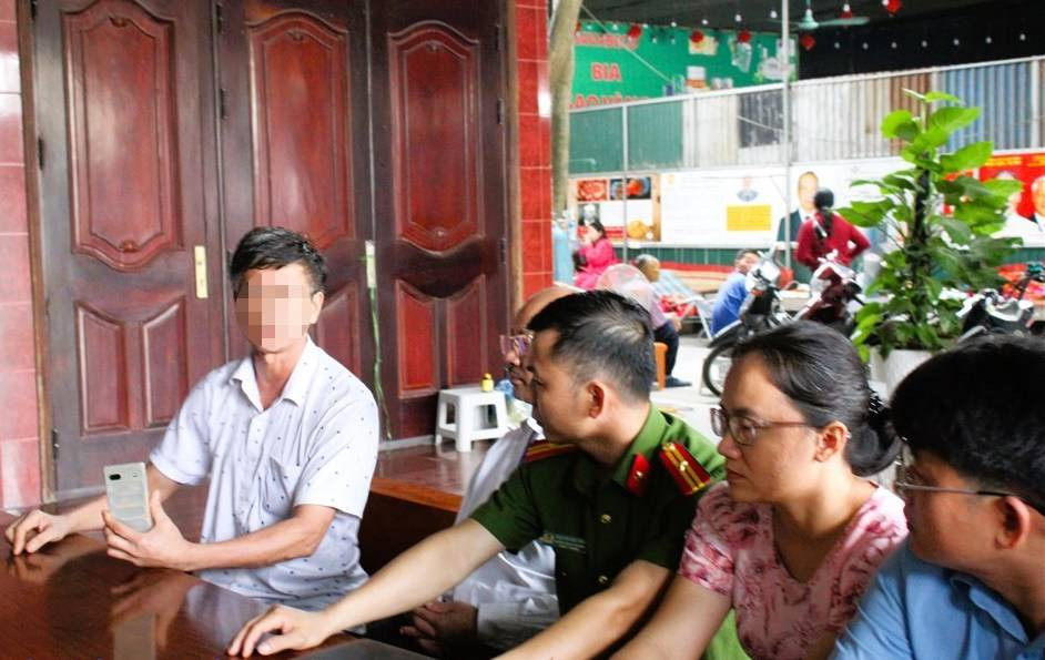 Đoàn liên ngành của huyện Quỳnh Lưu đến làm việc tại cơ sở chữa bệnh của ông Bùi Văn Q. Đoàn liên ngành của huyện Quỳnh Lưu đến làm việc tại cơ sở chữa bệnh của ông Bùi Văn Q.