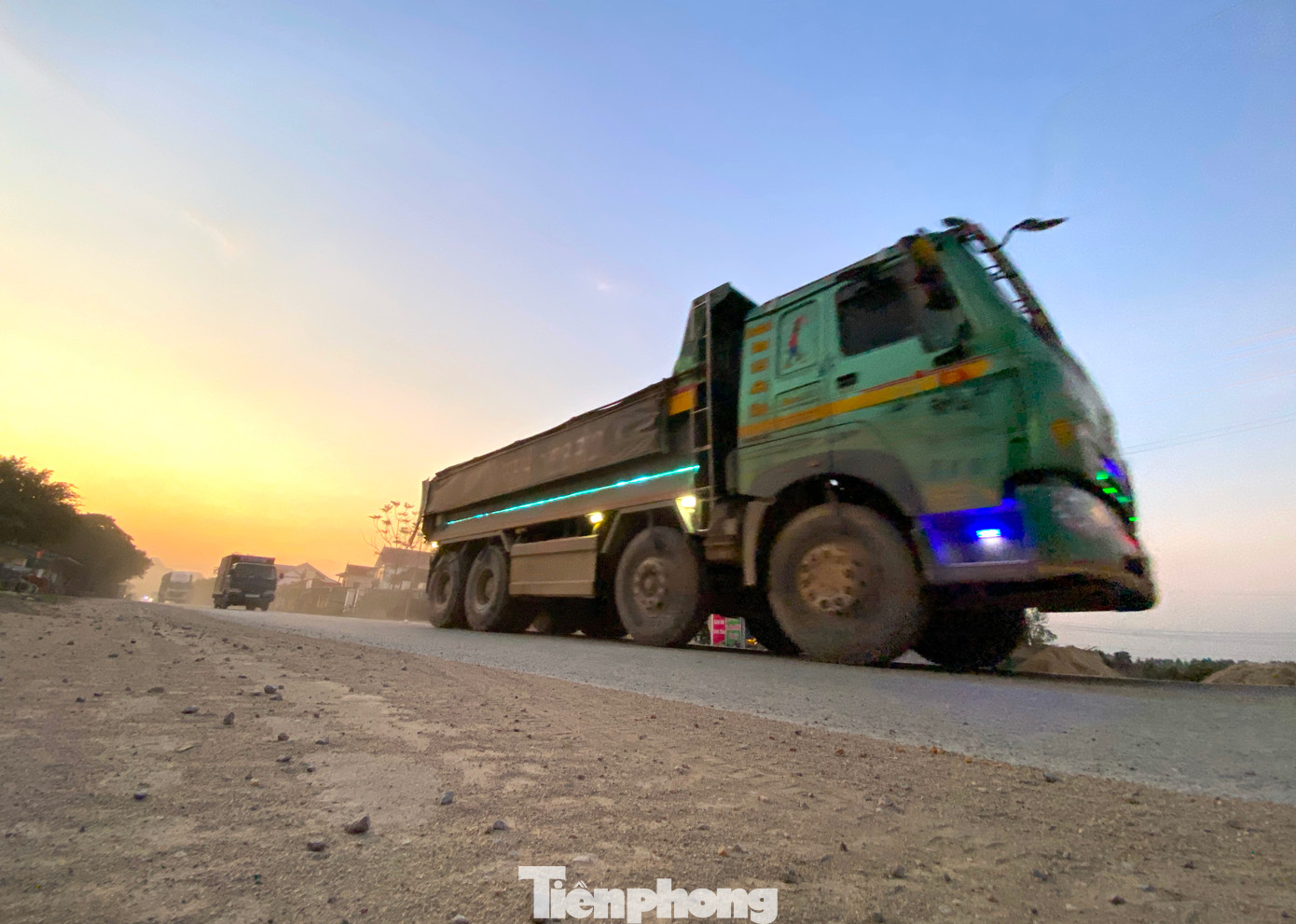 Cát, đá rơi vãi từ xe chở vật liệu phục vụ công trình và các dự án khác phủ kín mặt đường.