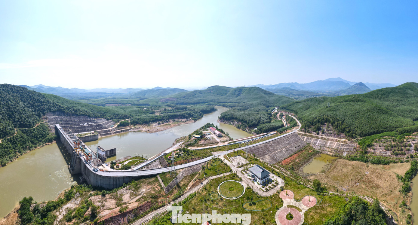 Bản Mồng là công trình đại thủy nông lớn nhất Nghệ An, cấp nước tưới cho gần 19.000 ha ven sông Hiếu, cấp nước cho sông Cả về mùa cạn với lưu lượng khoảng 22 m3/s và cho công nghiệp dân sinh, chăn nuôi, nuôi trồng thủy sản.