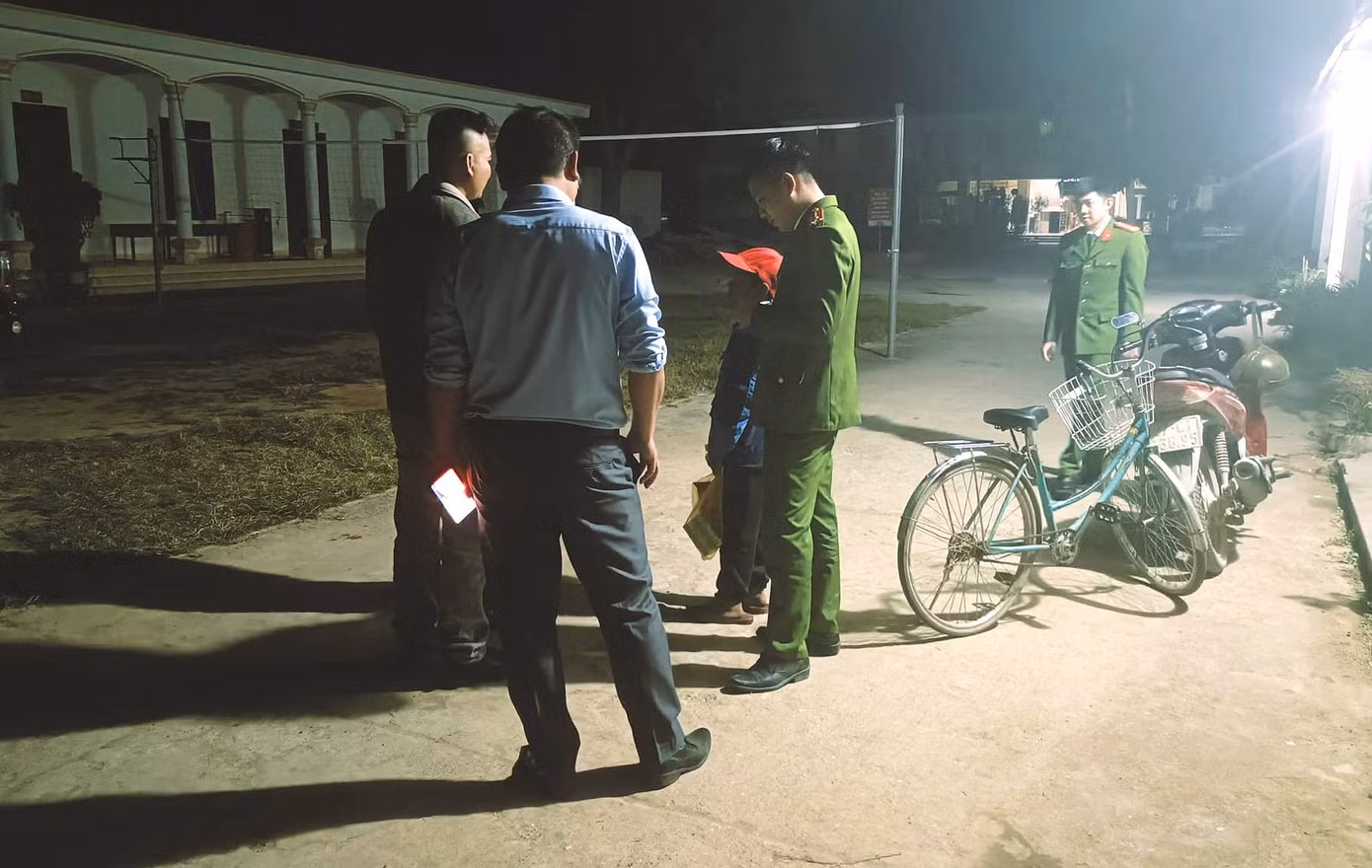 Công an xã đến hỏi thăm và đưa cháu bé về trụ sở xã để chăm sóc. Công an xã đến hỏi thăm và đưa cháu bé về trụ sở xã để chăm sóc.