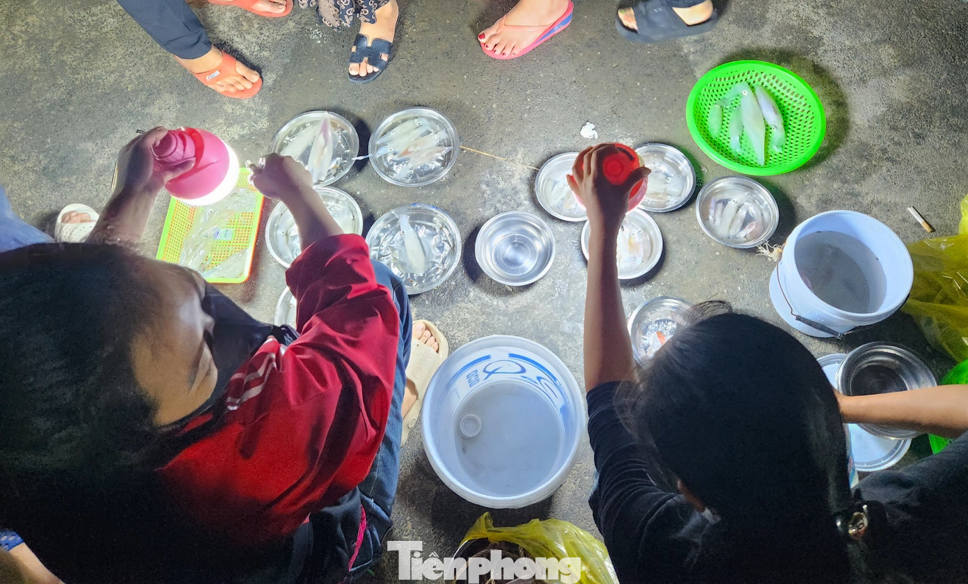 Chị Vân cho hay chị đã có hơn 5 năm bán mực nháy ở Cửa Lò. Theo đó, buổi chiều tối hàng ngày chồng chị Vân sẽ đi thuyền thúng ra biển để câu mực. Cứ khoảng 2-3 giờ đồng hồ câu, chồng chị Vân sẽ chạy thuyền vào bờ đưa mực để chị Vân bán. Đêm trúng quả, chồng chị Vân có thể câu từ 3-5 kg mực. Tuy nhiên thông thường chỉ câu được 1-2 kg. Có hôm "mất mùa", chạy thuyền ra biển câu mãi cũng không được một con.