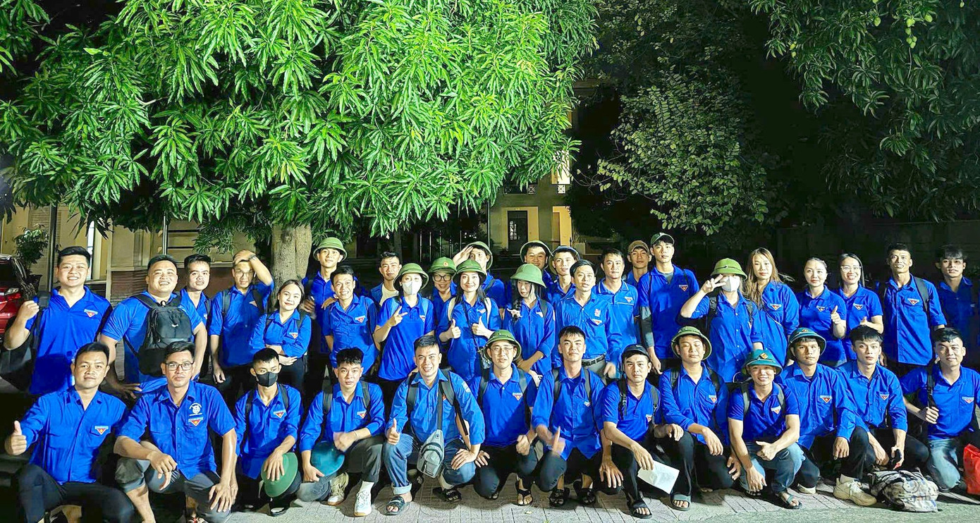 Các đoàn viên thanh niên thể hiện sự quyết tâm hoàn thành nhiệm vụ.