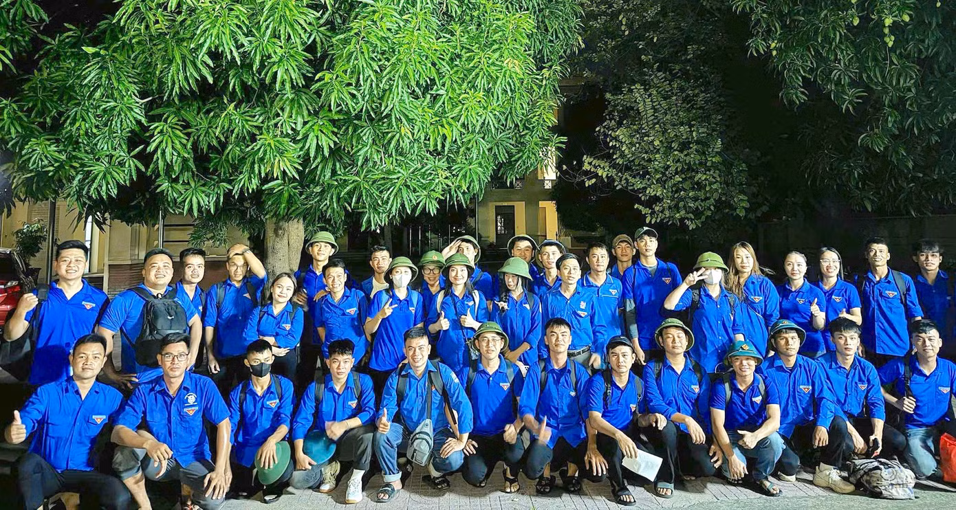 Các đoàn viên thanh niên thể hiện sự quyết tâm hoàn thành nhiệm vụ.