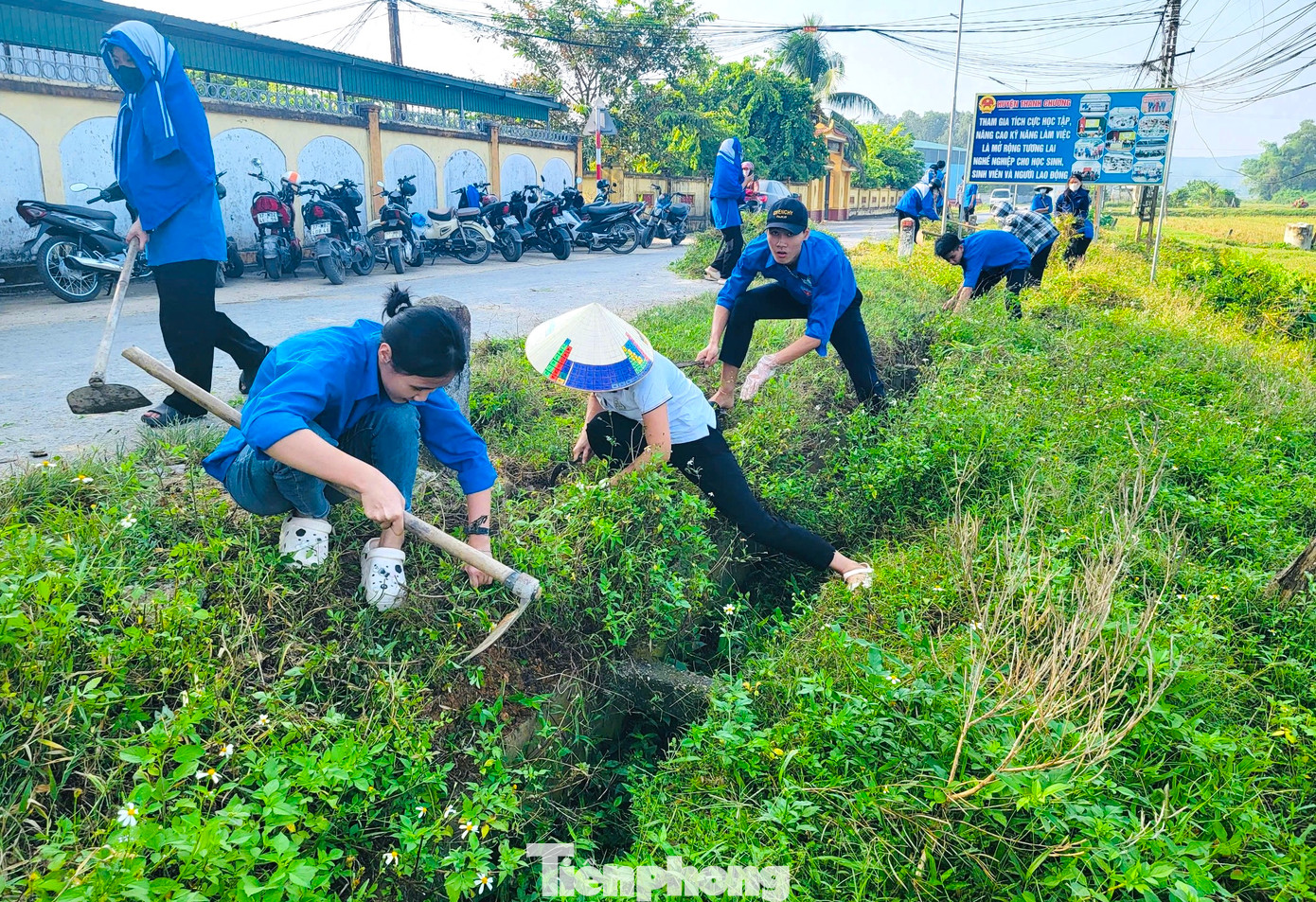 Tại các mương thủy lợi trong khu dân cư, các đoàn viên thanh niên phối hợp với các xã đã tập trung bảo dưỡng, tu sửa, khắc phục các công trình hư hỏng, các khu vực có nguy cơ tiềm ẩn xảy ra sự cố.