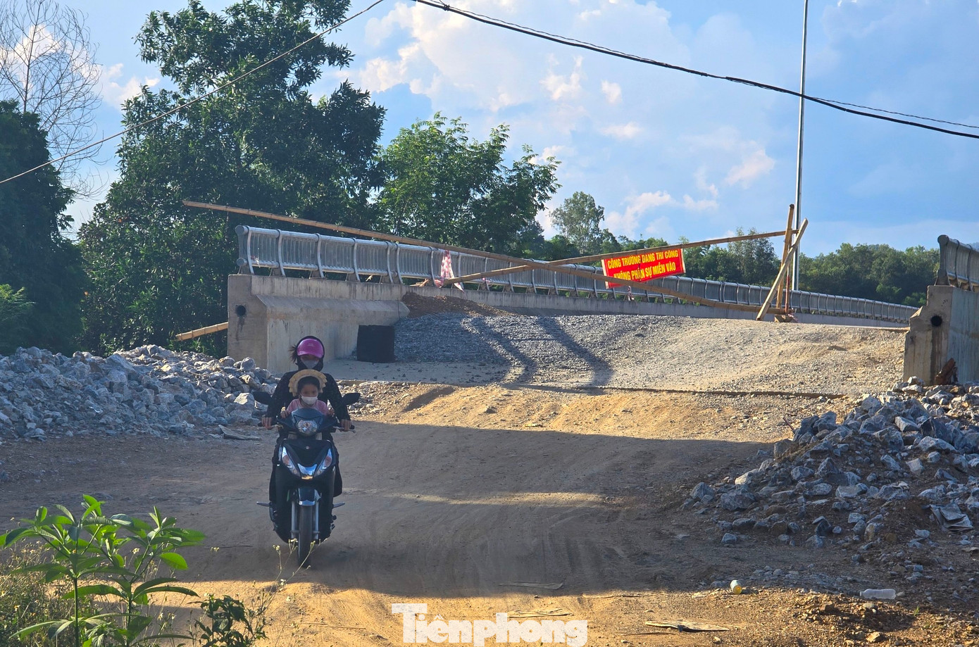 Ông Nguyễn Hữu Thịnh - Giám đốc Ban quản lý dự án đầu tư xây dựng huyện Con Cuông cho biết, hiện còn 1 hộ dân chưa đồng ý di dời để giải phóng mặt bằng. Huyện đã họp và thống nhất phương án để hộ dân này ở lại mà không phải di dời. Theo đó, đơn vị thi công sẽ chỉ lấy một phần đất để làm đường. Hộ dân cũng đã đồng ý phương án và sẽ làm một đường gom để đi.