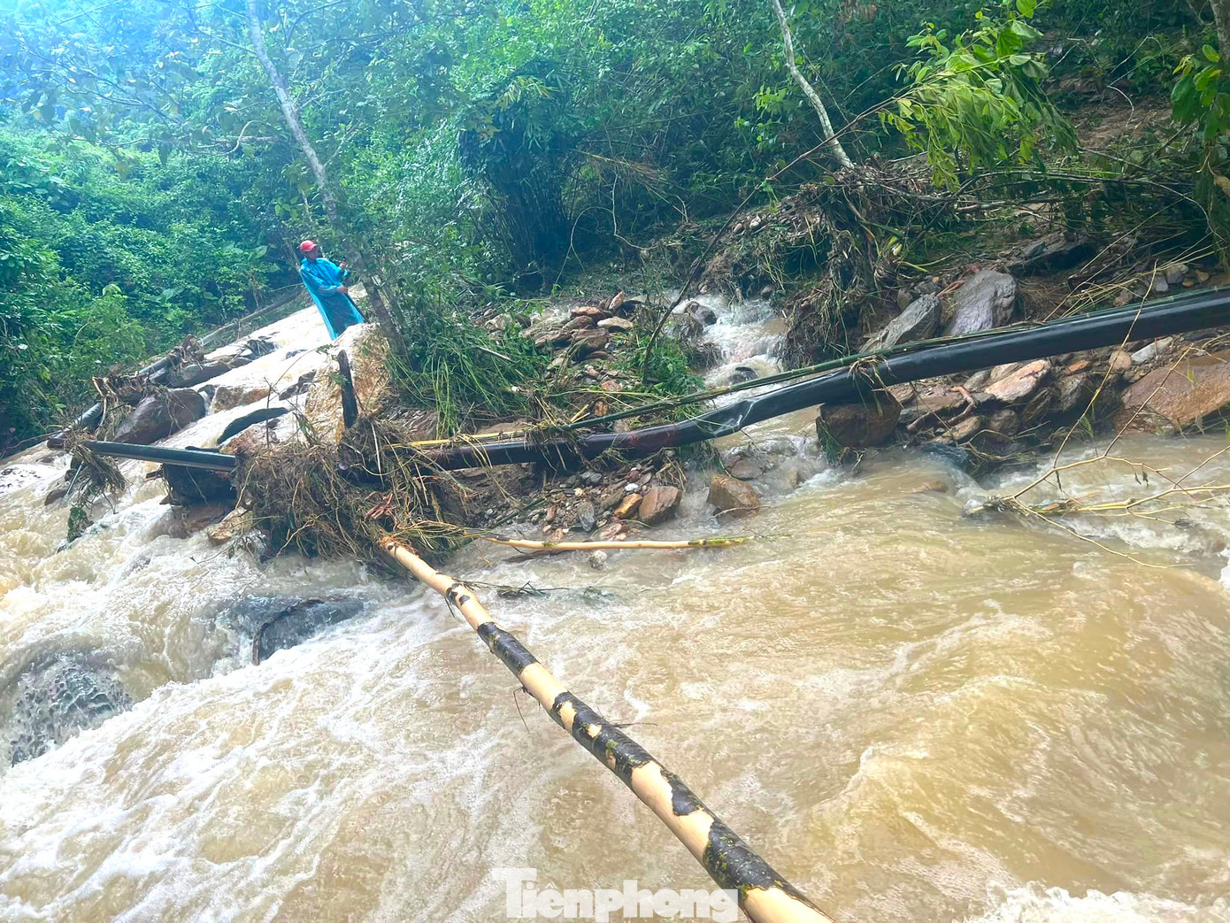 Mưa lũ cũng làm đường ống dẫn nước thô D150 của nhà máy nước sạch thị trấn Thạch Giám bị đứt gãy, hư hỏng nhiều vị trí. Đường ống nước hư hỏng nên nhiều ngày qua người dân trên địa bàn không có nước sạch để dùng. Mặc dù các cơ quan chức năng đã phát hiện sự cố nhưng do tuyến đường bị sạt lở, các đơn vị chức năng không thể mang nguyên vật liệu và máy móc vào sửa chữa đường ống.
