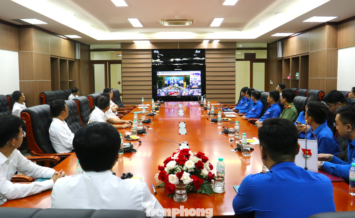 Các đại biểu theo dõi trực tuyến lễ ký kết thỏa thuận hợp tác giữa Trung ương Đoàn TNCS Hồ Chí Minh và ngân hàng TMCP Đầu tư Phát triển Việt Nam (BIDV). Các đại biểu theo dõi trực tuyến lễ ký kết thỏa thuận hợp tác giữa Trung ương Đoàn TNCS Hồ Chí Minh và ngân hàng TMCP Đầu tư Phát triển Việt Nam (BIDV).