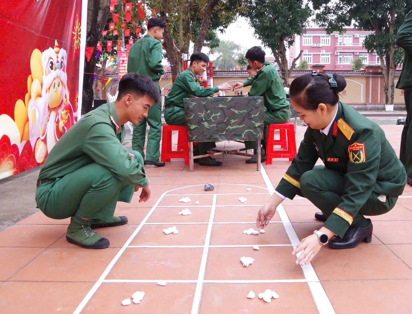 Các chiến sĩ tranh tài với trò chơi dân gian "Ô ăn quan" và cờ tướng. Các chiến sĩ tranh tài với trò chơi dân gian "Ô ăn quan" và cờ tướng.