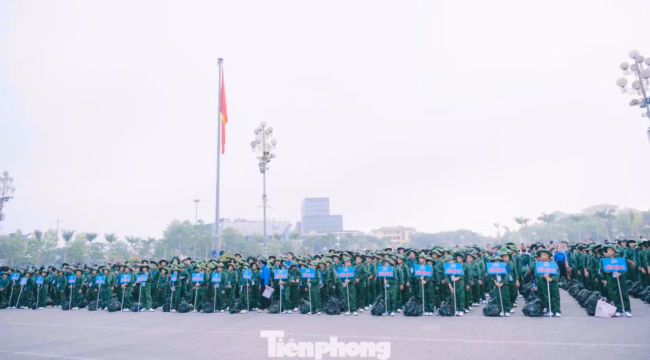 400 chiến sĩ nhí đến từ nhiều nơi trong và ngoài tỉnh tham dự chương trình "Học kỳ trong Quân đội.