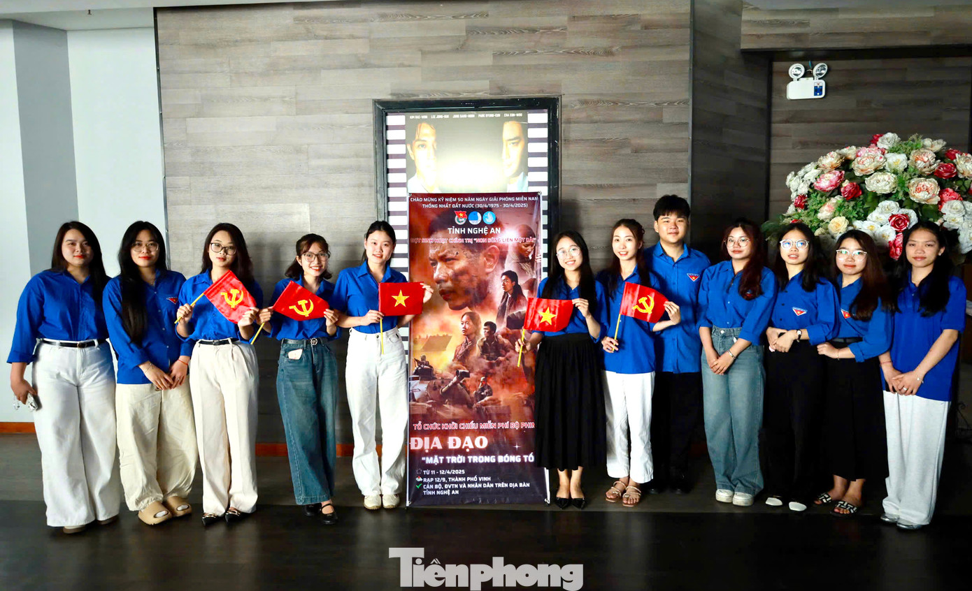 “Đợt sinh hoạt chính trị kéo dài trong 3 ngày và không giới hạn đối tượng. Đó là cách chúng tôi đổi mới chương trình, phương pháp giáo dục, trực quan sinh động. Thông qua đó bồi đắp lý tưởng cách mạng, đạo đức, lối sống cho thế hệ trẻ và người dân. Đặc biệt là khơi dậy lòng yêu nước trong mỗi người, mỗi thời điểm bằng những việc làm thiết thực trong cuộc sống hàng ngày. Đợt sinh hoạt chính trị này có sức lan tỏa rất lớn. Hiện Ban tổ chức đã phát hơn 5.000 vé đến người dân, các bác cựu chiến binh, học sinh sinh viên, giáo viên và các bạn đoàn viên thanh niên trên địa bàn tỉnh. Thậm chí chúng tôi nhận được nhiều đăng ký của người dân tỉnh Hà Tĩnh. Có người đi đến 50 km để được nhận vé và xem phim”, chị Nguyễn Thị Quỳnh - Trưởng Ban Tuyên giáo Tỉnh Đoàn Nghệ An nói.