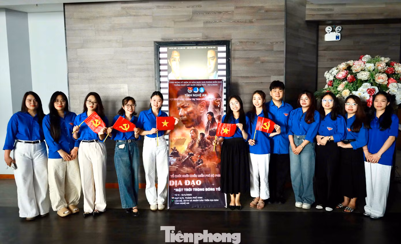 “Đợt sinh hoạt chính trị kéo dài trong 3 ngày và không giới hạn đối tượng. Đó là cách chúng tôi đổi mới chương trình, phương pháp giáo dục, trực quan sinh động. Thông qua đó bồi đắp lý tưởng cách mạng, đạo đức, lối sống cho thế hệ trẻ và người dân. Đặc biệt là khơi dậy lòng yêu nước trong mỗi người, mỗi thời điểm bằng những việc làm thiết thực trong cuộc sống hàng ngày. Đợt sinh hoạt chính trị này có sức lan tỏa rất lớn. Hiện Ban tổ chức đã phát hơn 5.000 vé đến người dân, các bác cựu chiến binh, học sinh sinh viên, giáo viên và các bạn đoàn viên thanh niên trên địa bàn tỉnh. Thậm chí chúng tôi nhận được nhiều đăng ký của người dân tỉnh Hà Tĩnh. Có người đi đến 50 km để được nhận vé và xem phim”, chị Nguyễn Thị Quỳnh - Trưởng Ban Tuyên giáo Tỉnh Đoàn Nghệ An nói.