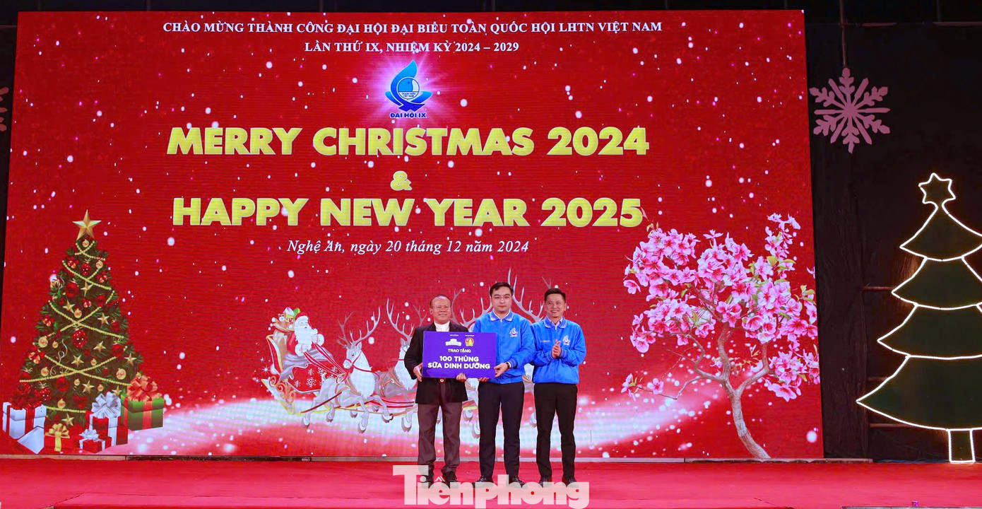 Ban Thường vụ Tỉnh Đoàn, Ban Thư ký Hội LHTN tỉnh Nghệ An trao tặng 100 thùng sữa trị giá 50 triệu đồng cho các em thiếu nhi tại giáo xứ.