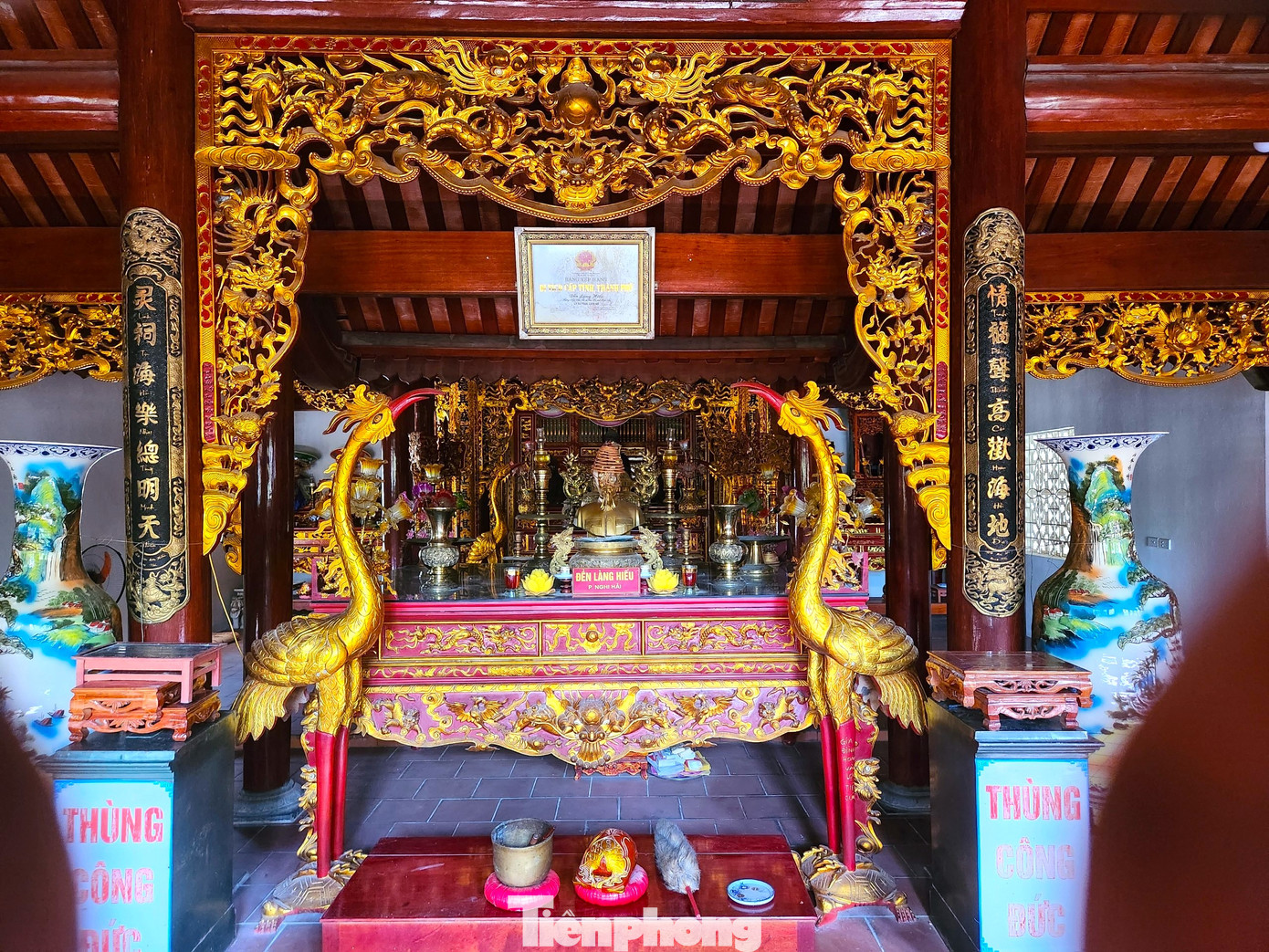 Đền Làng Hiếu được xây dựng với quy mô tương đối lớn có thượng điện, trung điện, hạ điện, tam quan, ngựa chầu, voi phục rất uy nghi lộng lẫy. Trong khuôn viên đền có nhiều cây cổ thụ rậm rạp. Trải qua thăng trầm của lịch sử, đền Làng Hiếu đã bị tàn phá khá nhiều. Đền Làng Hiếu được xây dựng với quy mô tương đối lớn có thượng điện, trung điện, hạ điện, tam quan, ngựa chầu, voi phục rất uy nghi lộng lẫy. Trong khuôn viên đền có nhiều cây cổ thụ rậm rạp. Trải qua thăng trầm của lịch sử, đền Làng Hiếu đã bị tàn phá khá nhiều.