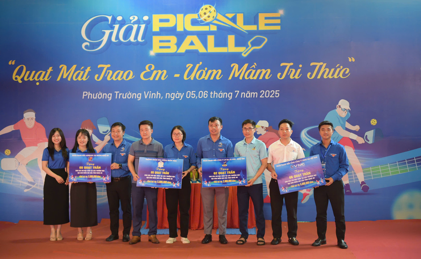 Các đơn vị tài trợ trao biển tượng trưng "Quạt mát cho em" đến Ban tổ chức giải. Các đơn vị tài trợ trao biển tượng trưng "Quạt mát cho em" đến Ban tổ chức giải.