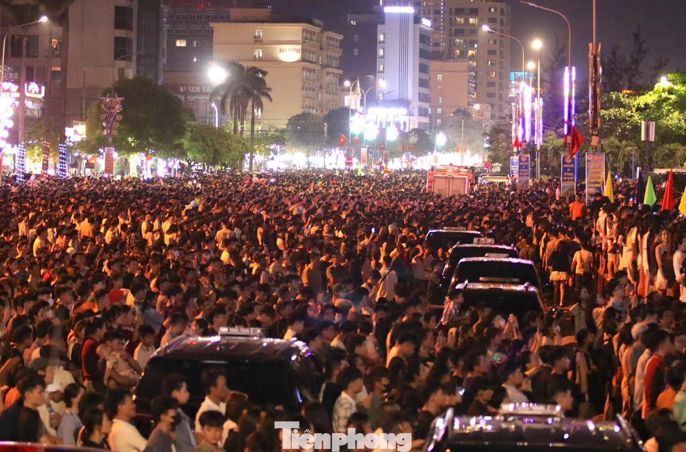 Các tuyến đường hướng về Quảng trường Bình Minh đều chật kín du khách.