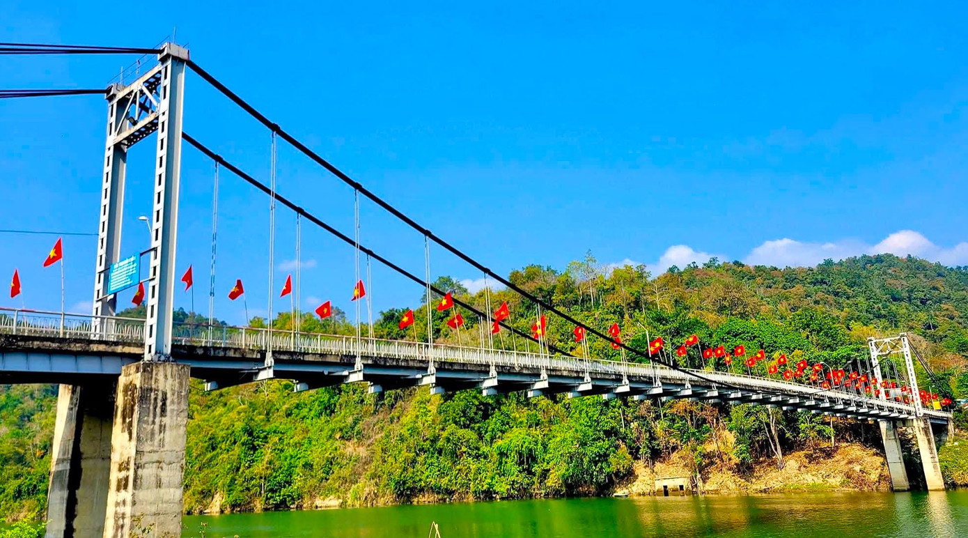 Cờ đỏ sao vàng tung bay phấp phới trên những chiếc cầu treo tạo nên khung cảnh tuyệt đẹp.