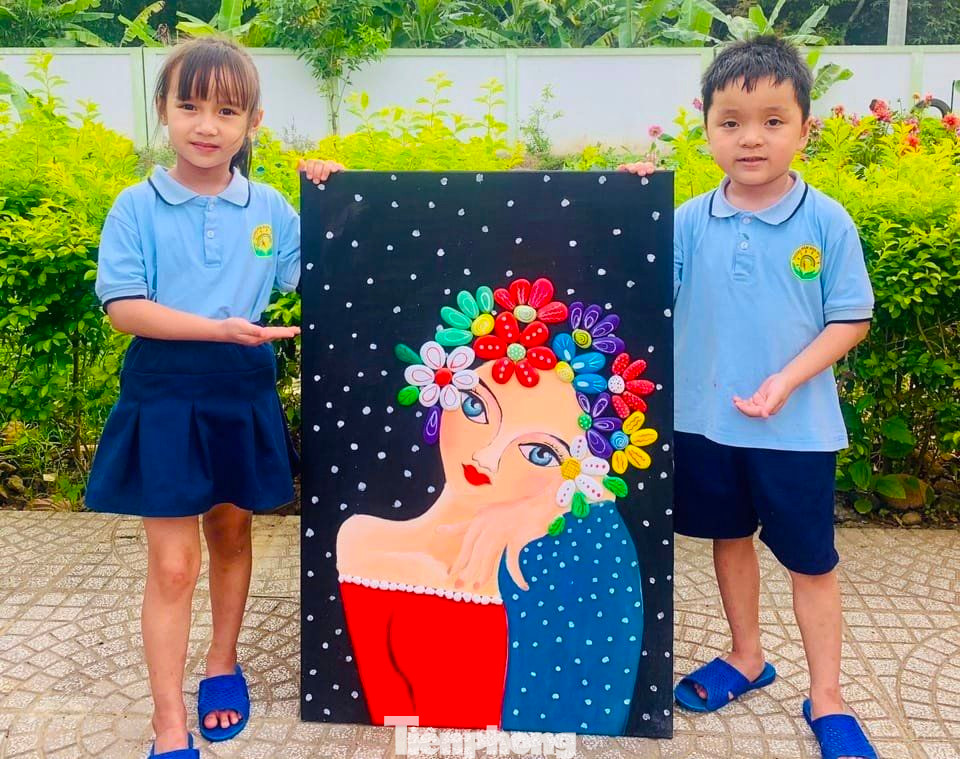 Những bức tranh đẹp mắt được kết hợp từ màu vẽ và những hòn đá trang trí thành mái tóc nở hoa.