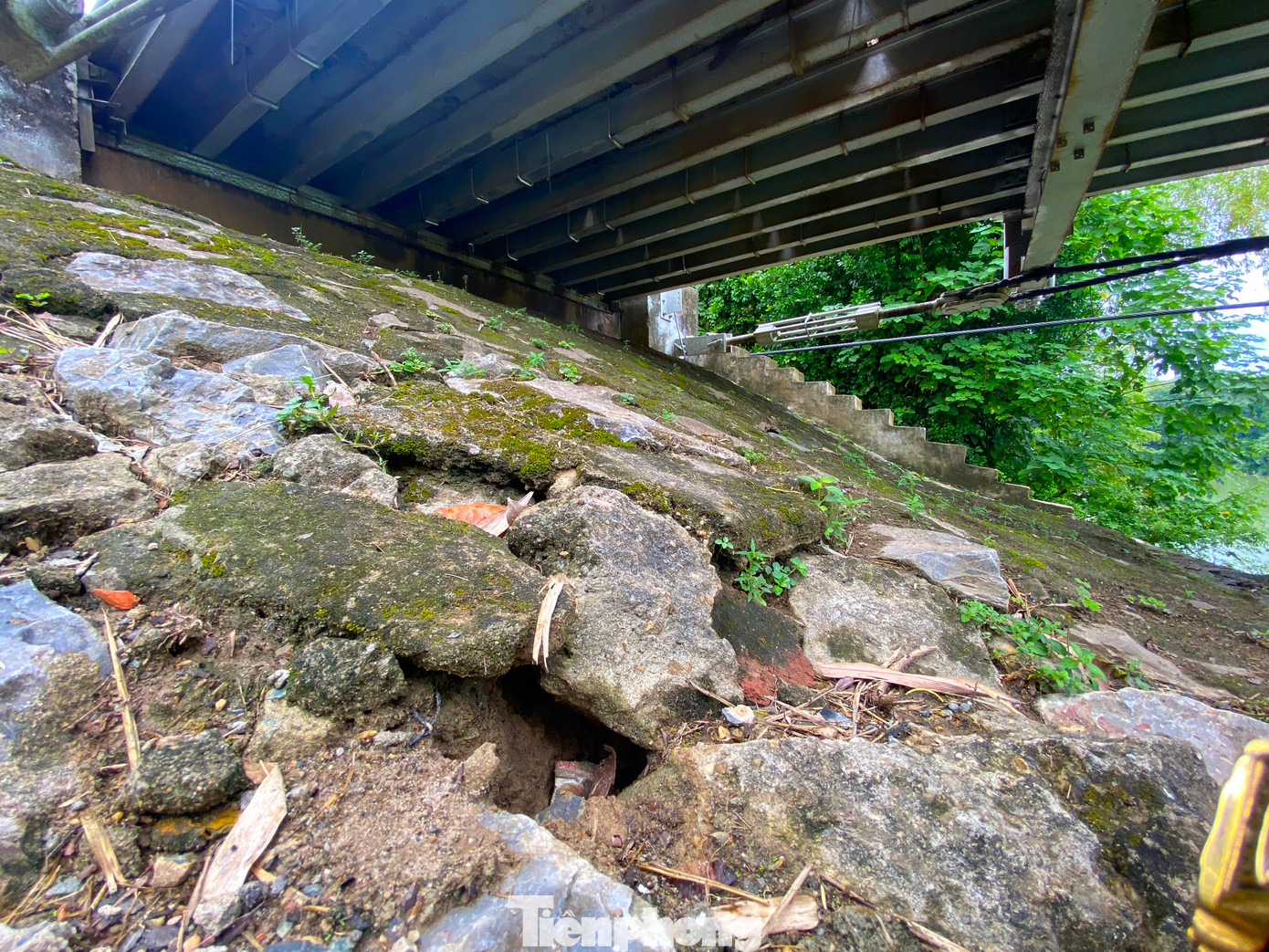 Có điểm mố cầu xuất hiện những vết sụt lún lớn, rỗng ruột.