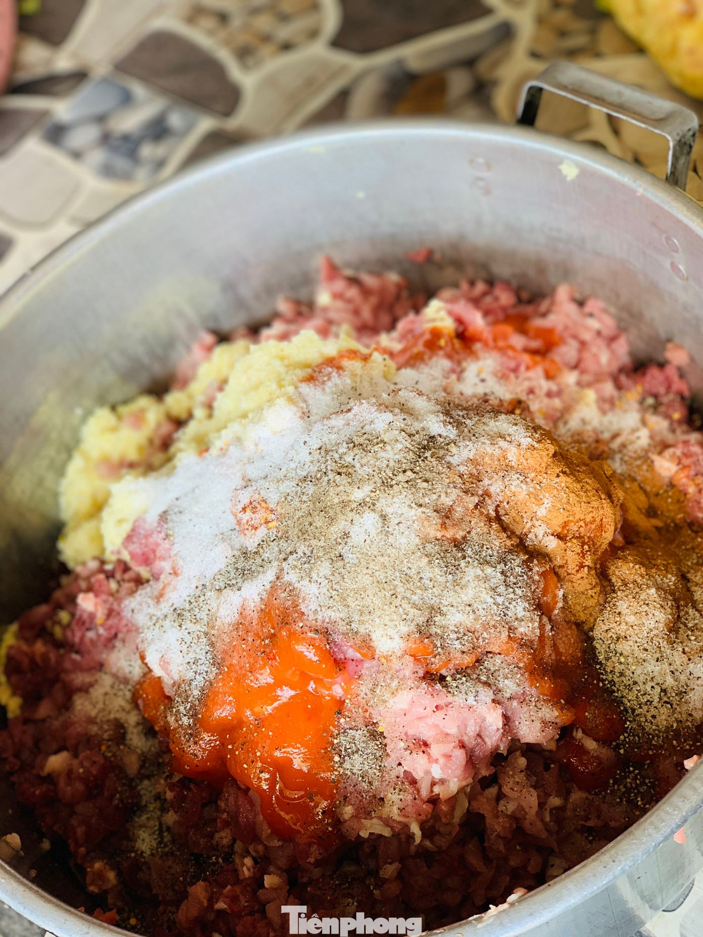 Thịt sau đó được tẩm gia vị và ướp trong khoảng 3 giờ đồng hồ. Mỗi gia đình có một bí quyết ướp gia vị riêng để có sản phẩm đặc trưng, Tuy nhiên gia vị dùng để ướp không thể thiếu chính là hạt dỗi và hạt mắc khén (tiêu rừng). Thịt sau đó được tẩm gia vị và ướp trong khoảng 3 giờ đồng hồ. Mỗi gia đình có một bí quyết ướp gia vị riêng để có sản phẩm đặc trưng, Tuy nhiên gia vị dùng để ướp không thể thiếu chính là hạt dỗi và hạt mắc khén (tiêu rừng).