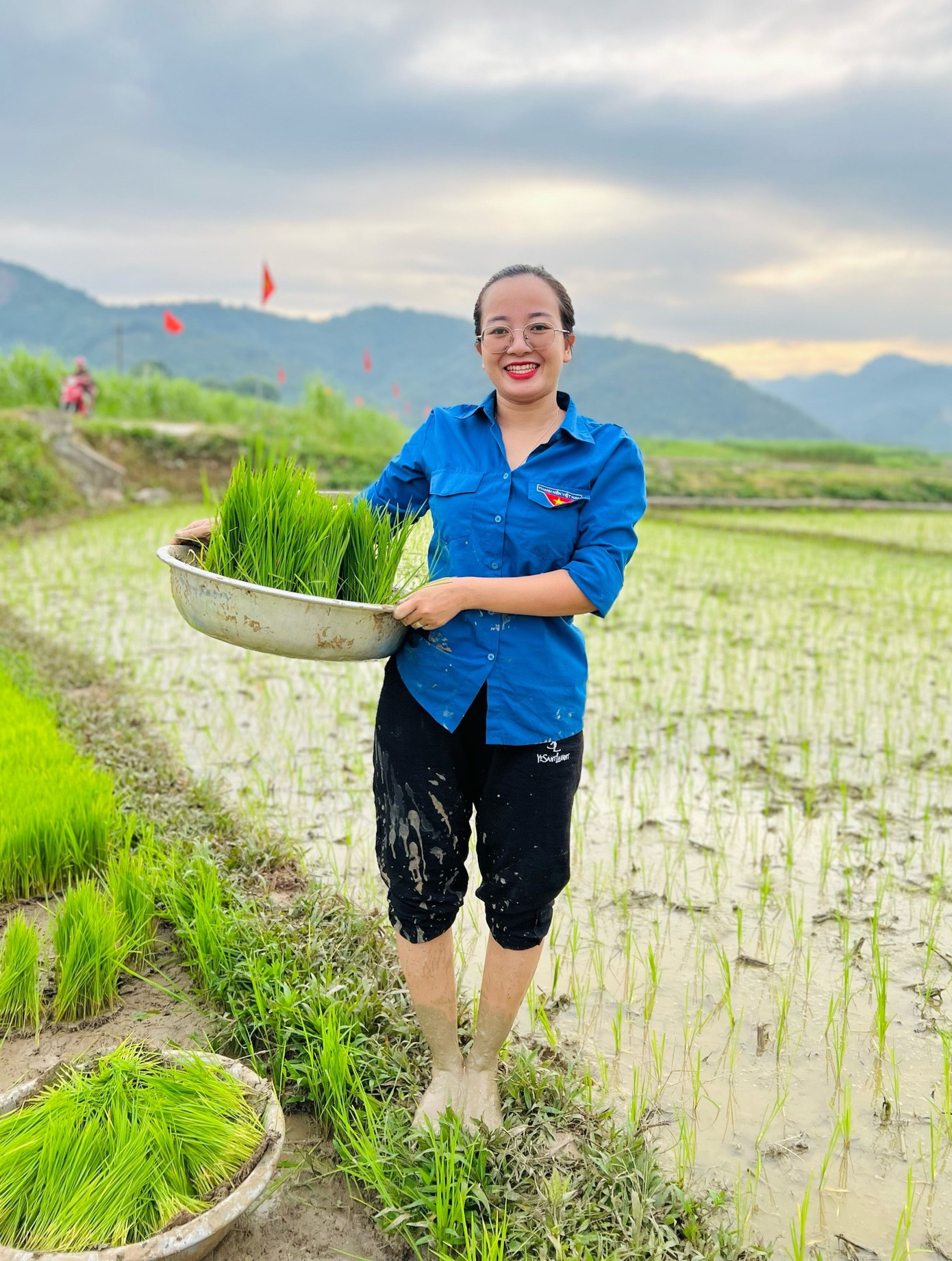 Dù cấy lúa dưới cái nắng nóng vất vả nhưng các đoàn viên thanh niên vẫn luôn tươi cười, thể hiện tinh thần tuổi trẻ xung kích, không ngại gian khổ. Dù cấy lúa dưới cái nắng nóng vất vả nhưng các đoàn viên thanh niên vẫn luôn tươi cười, thể hiện tinh thần tuổi trẻ xung kích, không ngại gian khổ.